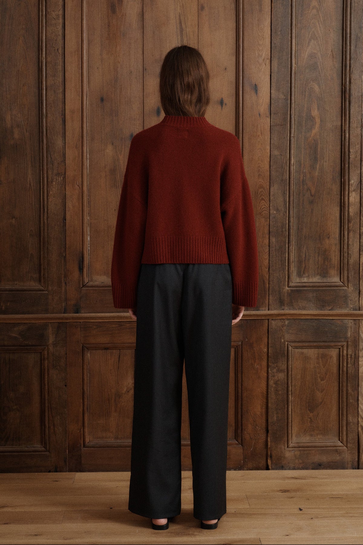 A timeless cashmere knit with a relaxed fit, dropped shoulders, long sleeves, and ribbed neckline, cuffs, and hem. - VIR VITA
#color_merlot