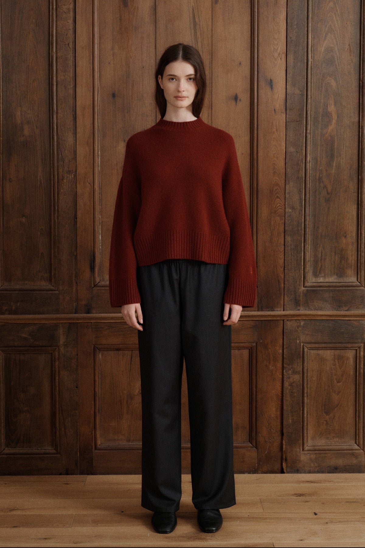 Female model wearing a classic mock neck cashmere sweater in merlot red. - VIR VITA
#color_merlot