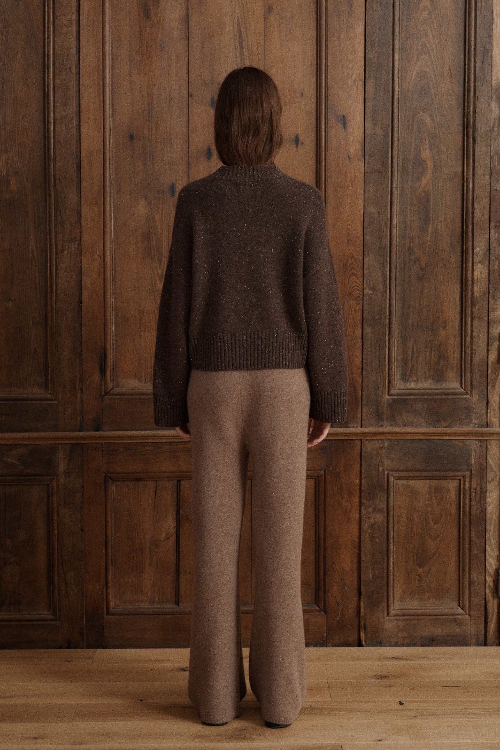 100% Grade A cashmere sweater in oak brown with dropped shoulders and wide ribbed trims. - VIR VITA
#color_oak