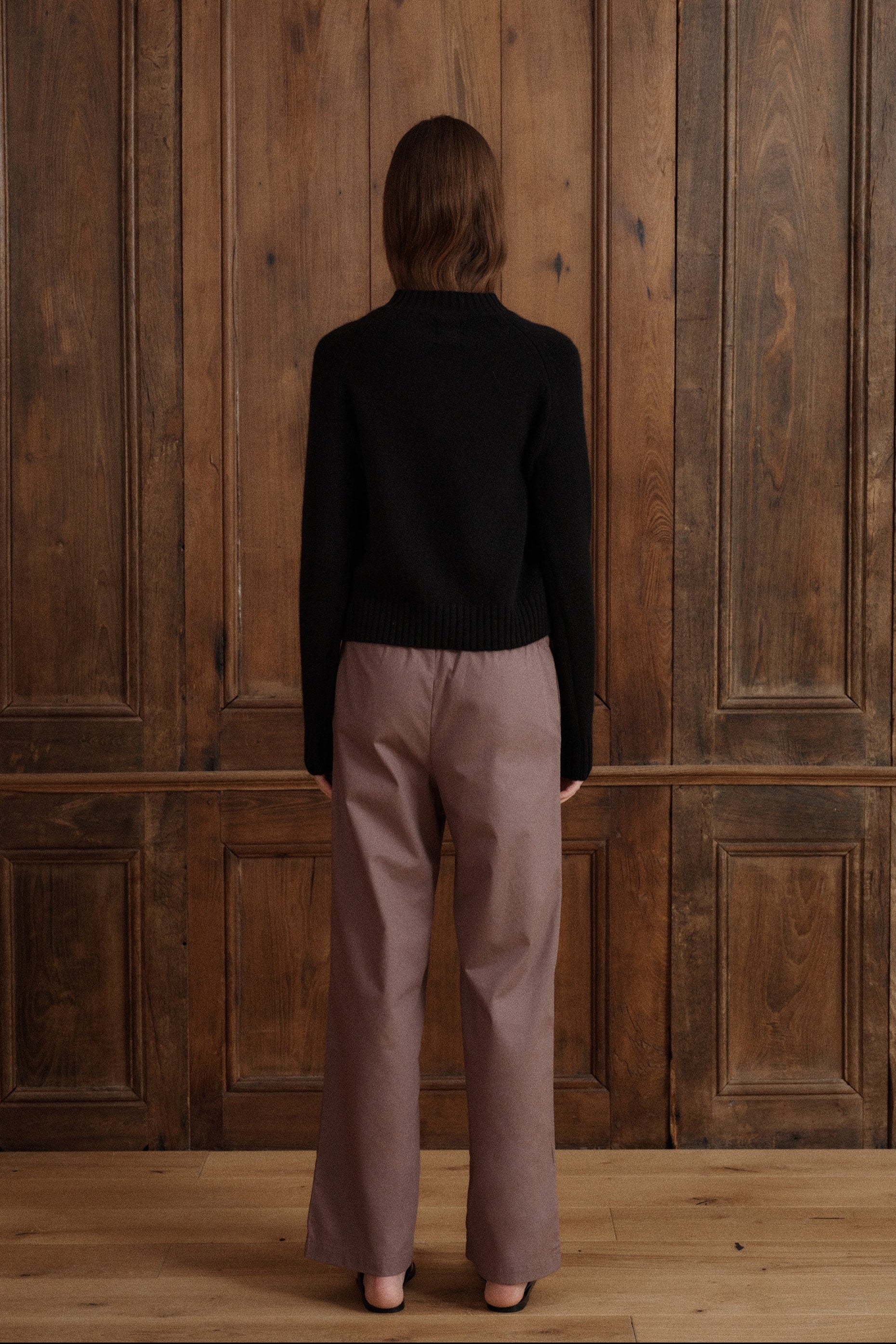 Crafted in cashmere with a ribbed hem that sits at the waist. The sweater is paired with cotton poplin drawstring pants in a brown and black sandals. - VIR VITA
#color_black