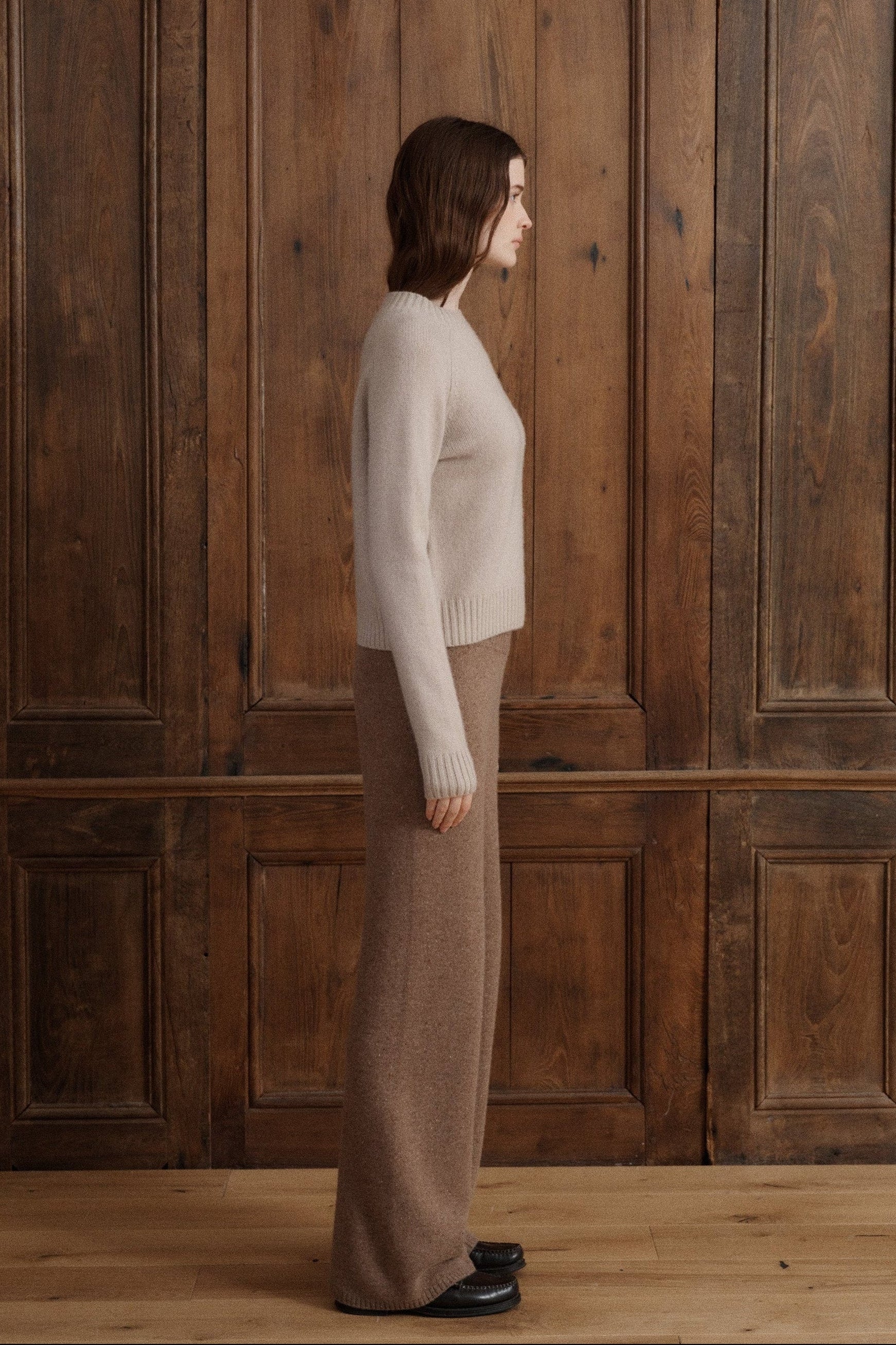 Women’s Claystone beige cashmere sweater featuring a classic crew neckline and relaxed raglan sleeves. - VIR VITA
#color_claystone