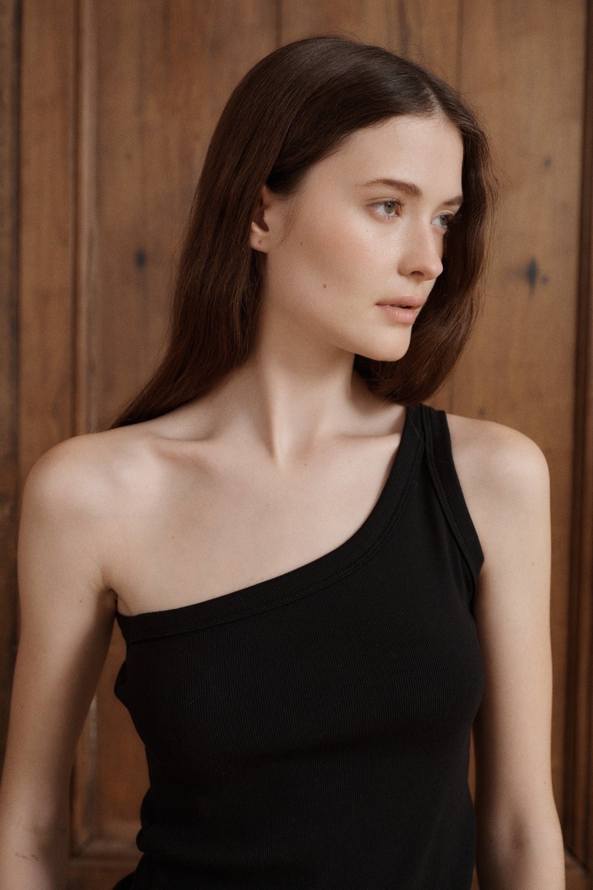 Classic black one-shoulder top with a fitted silhouette and minimalist ribbed finish. - VIR VITA
#color_Black