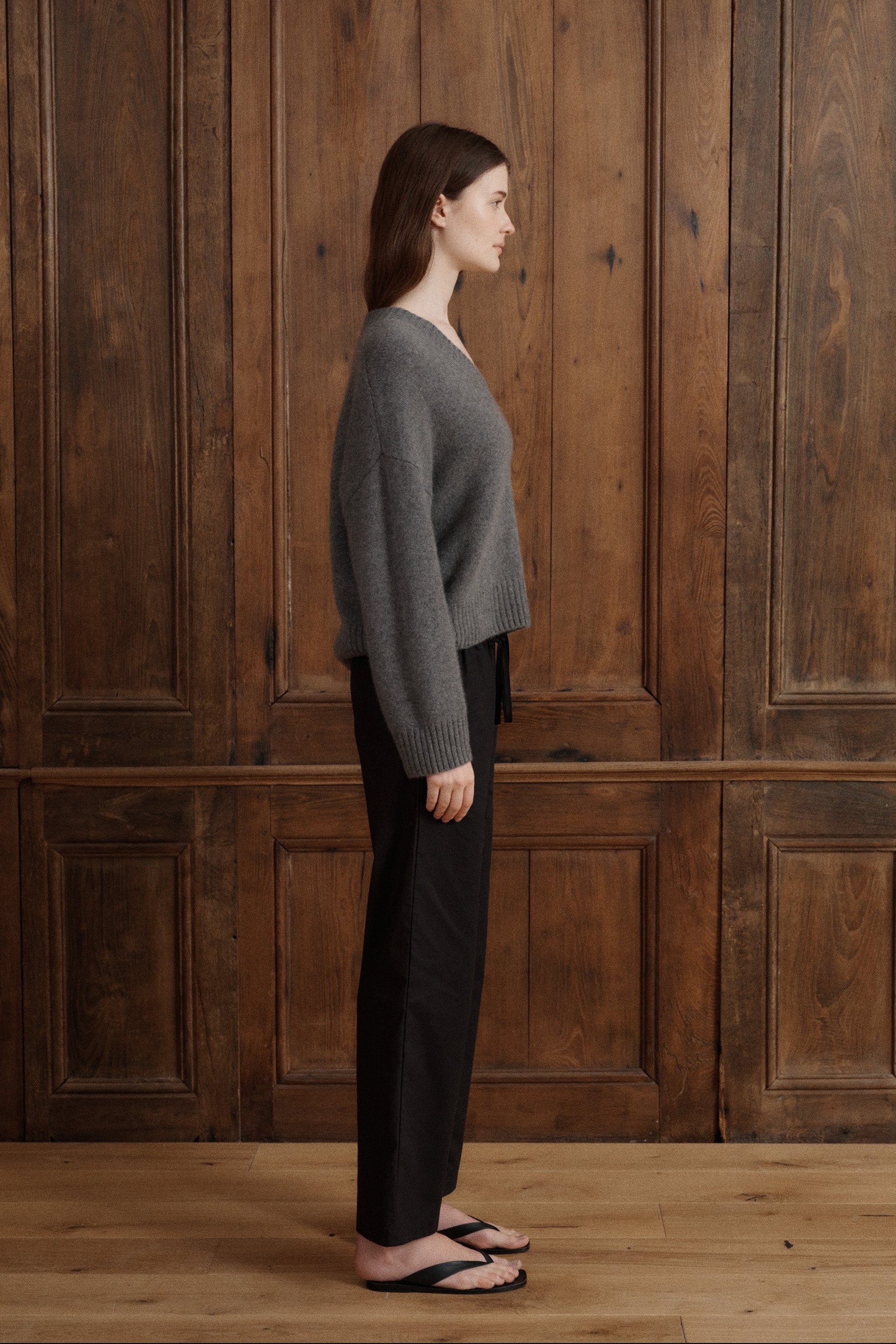 Stone grey cashmere V-neck sweater with dropped shoulders and a relaxed silhouette. - VIR VITA
#color_stonegrey