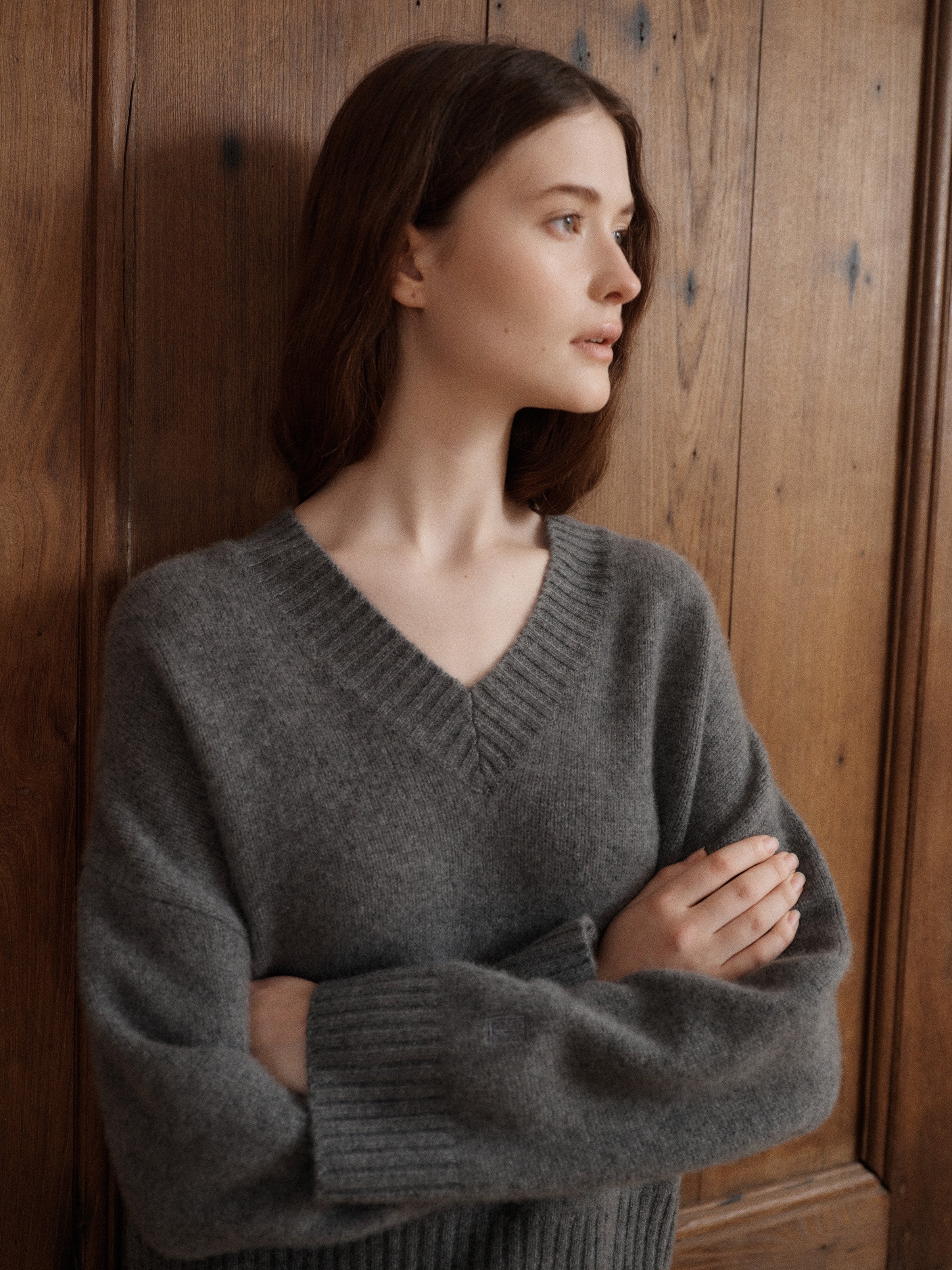 100% Grade A cashmere V-neck sweater in stone grey with wide ribbed trims. - VIR VITA
#color_stonegrey