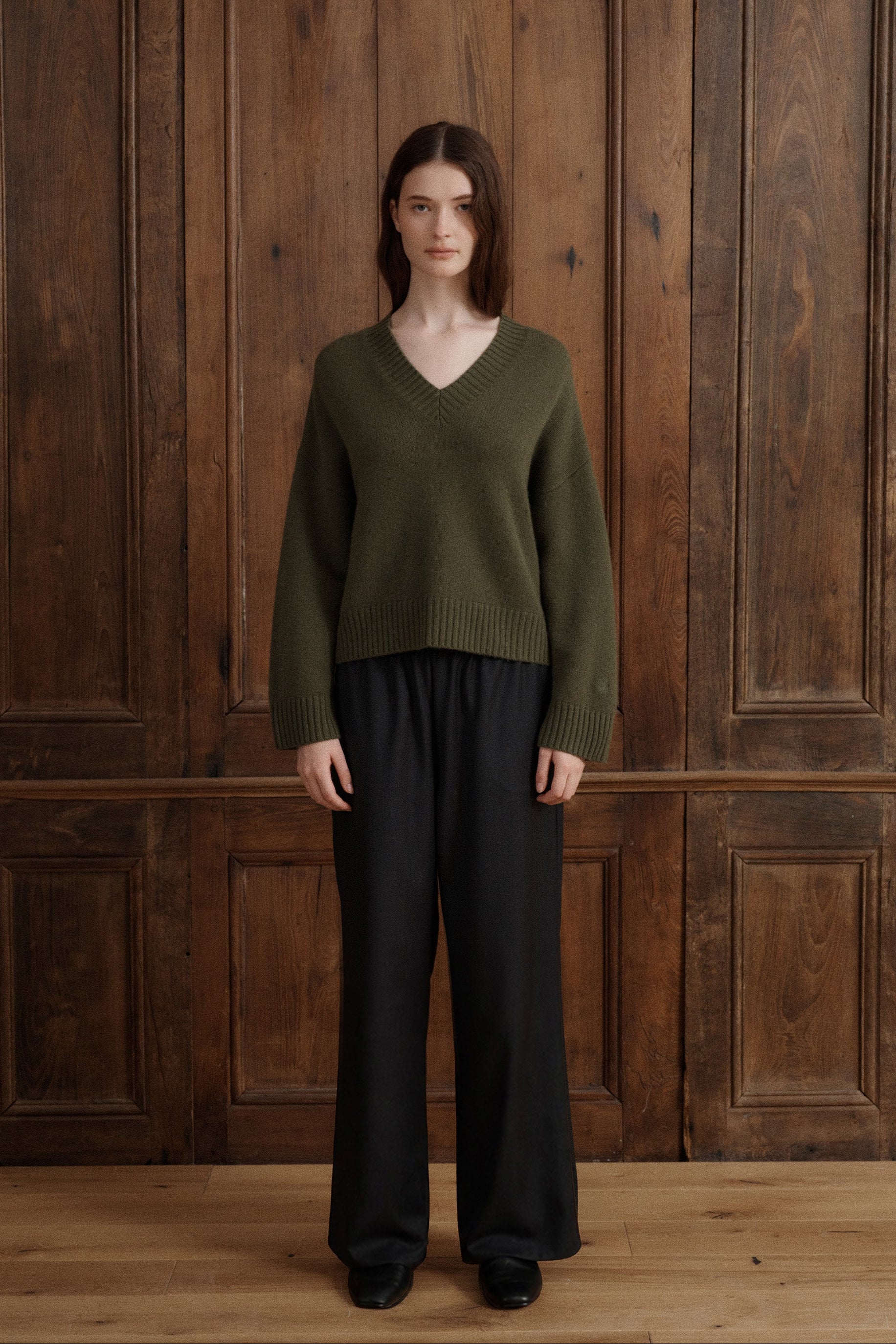 A soft cashmere knit designed with a ribbed V-neckline, relaxed drop shoulders, long sleeves, and substantial ribbed cuffs and hem. - VIR VITA
#color_moss