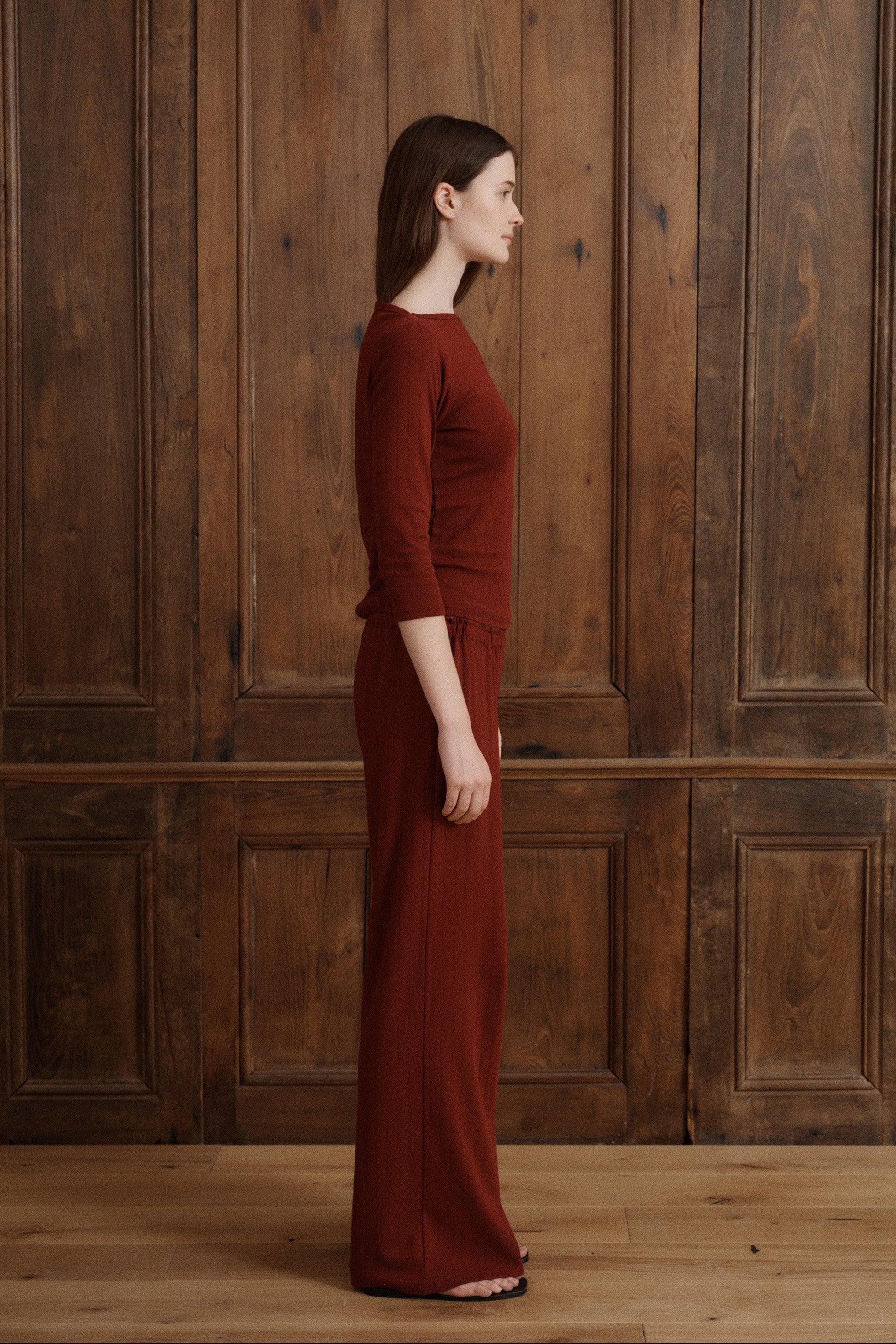 Fitted merlot red cotton pointelle top featuring a wide boat neckline and feminine textured finish. - VIR VITA
#color_merlot
