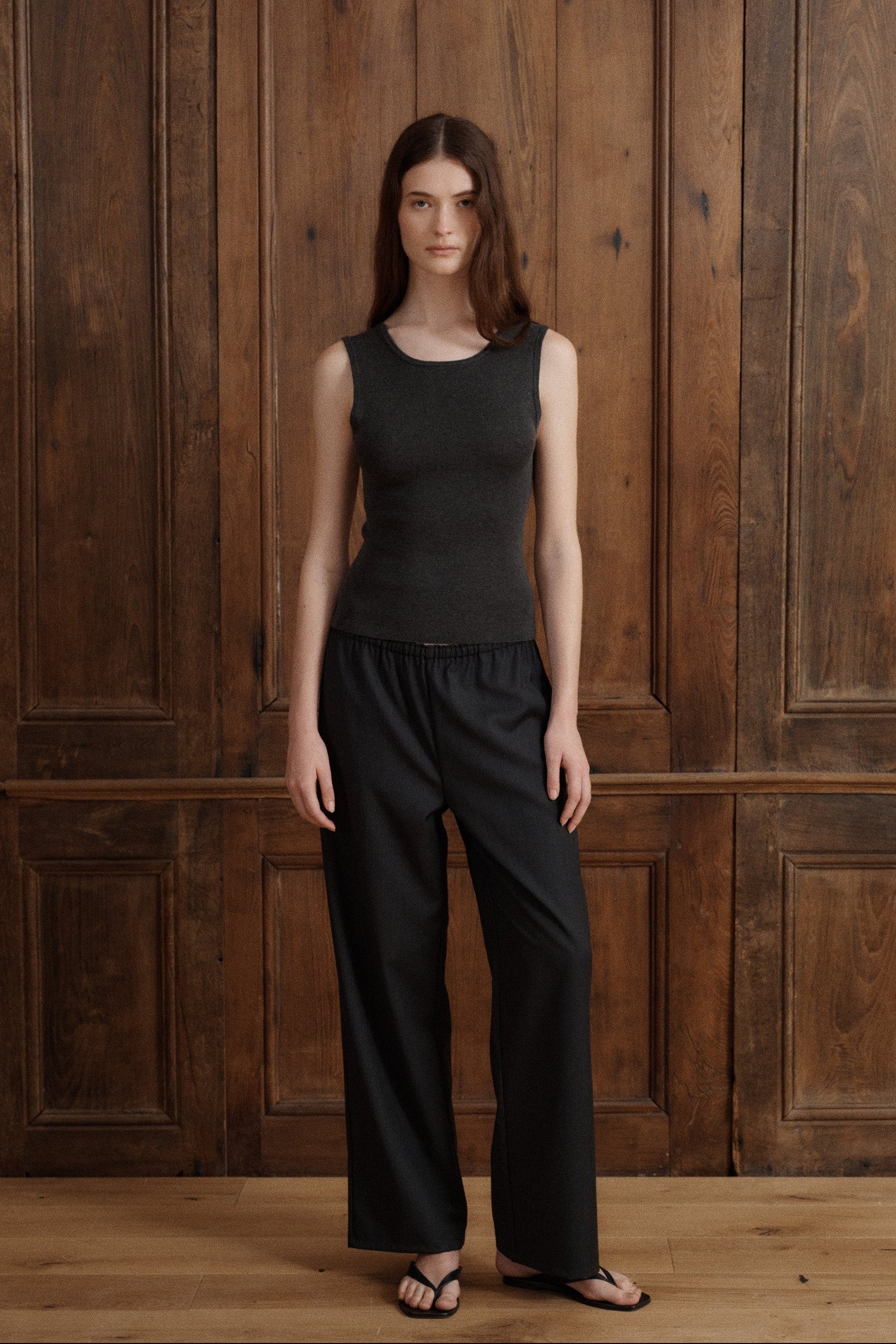 Female model posing wearing a tank top in a wool, cashmere, silk rib knit. VIR VITA
#color_anthracite