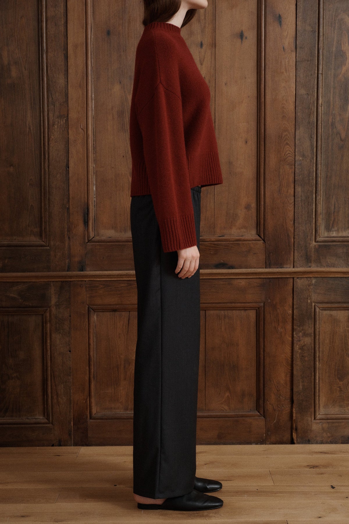 Refined wool trousers with a comfortable pull-on waistband and fluid wide-leg shape for effortless everyday dressing. - VIR VITA
#color_anthracite