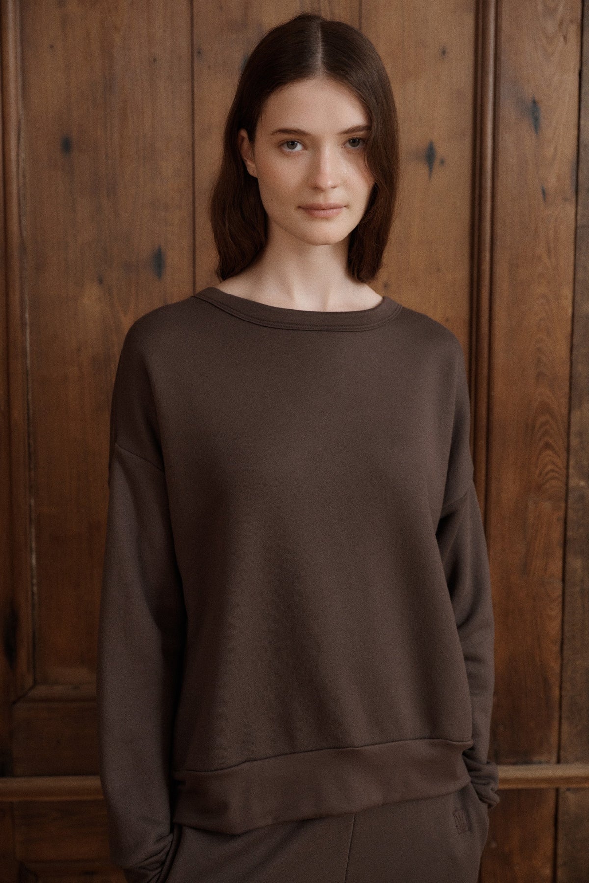 A relaxed everyday sweatshirt crafted from soft French terry cotton with smooth modal trims at the neckline, cuffs, and hem. - VIR VITA
#color_oak