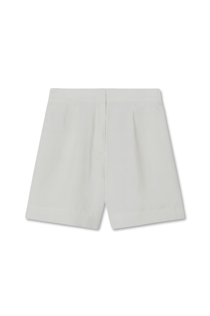 100% linen relaxed short featuring double pleats in white - VIR VITA
#color_white