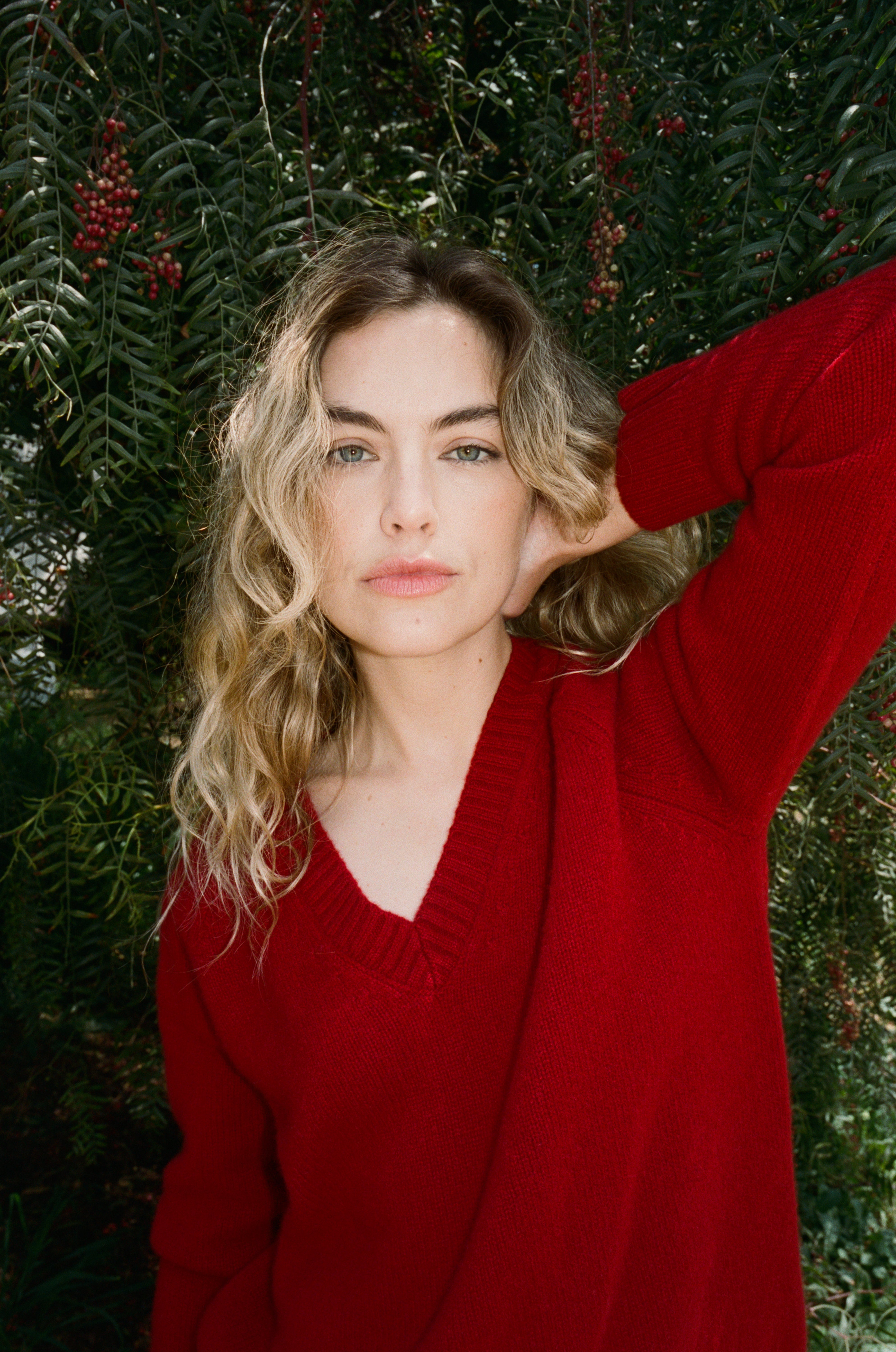 Female model wearing an ultra-soft luxurious cashmere pullover sweater featuring a v-neck design in red - VIR VITA
#color_cherry