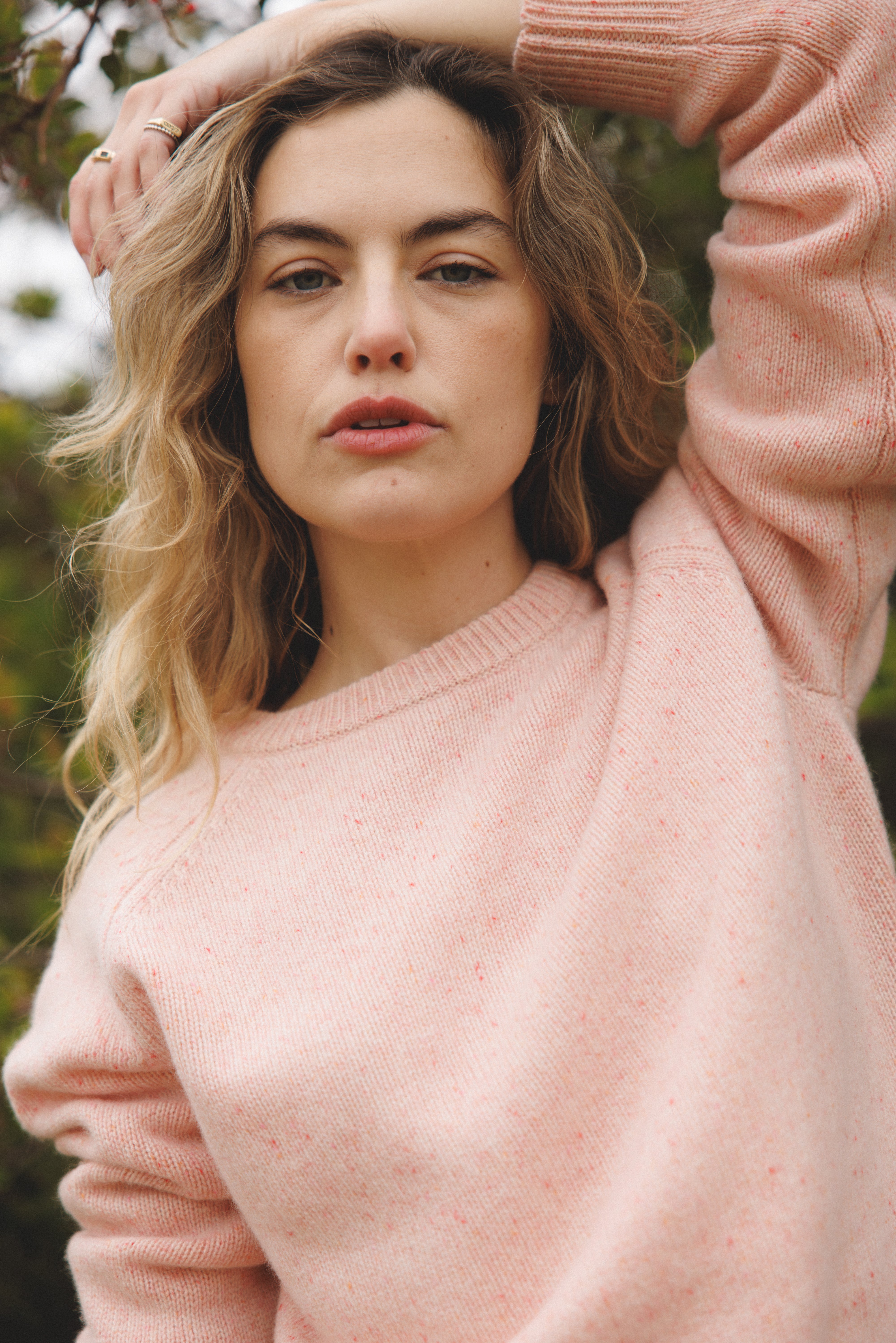 Female model wearing a light pink ultra-soft luxurious cashmere pullover sweater featuring a classic silhouette and raglan sleeves - VIR VITA
#color_rosewater