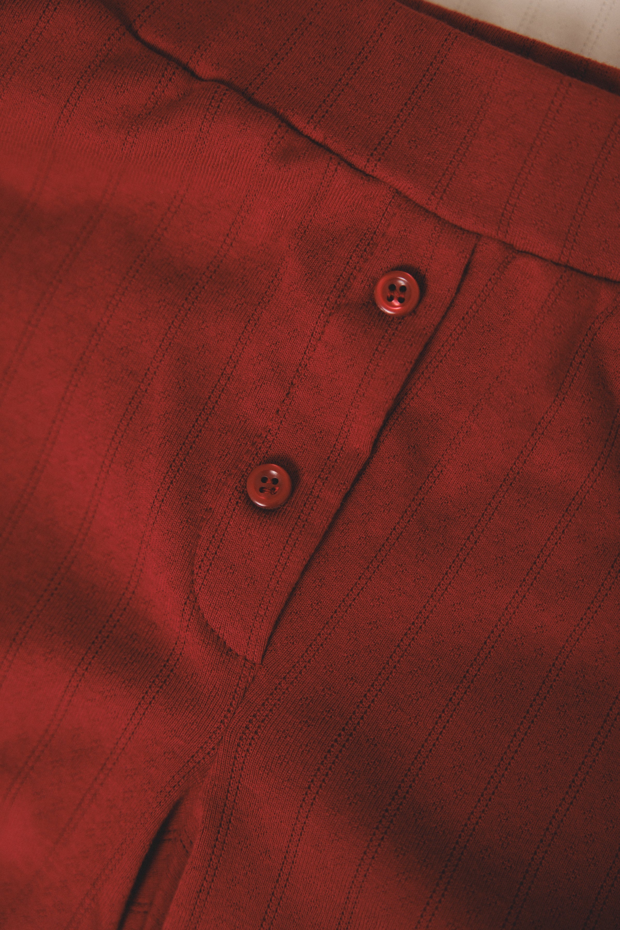 Sustainable pointelle lounge short made of 100% recycled cotton featuring a relaxed fit in dark red - VIR VITA
#color_sun dried tomato