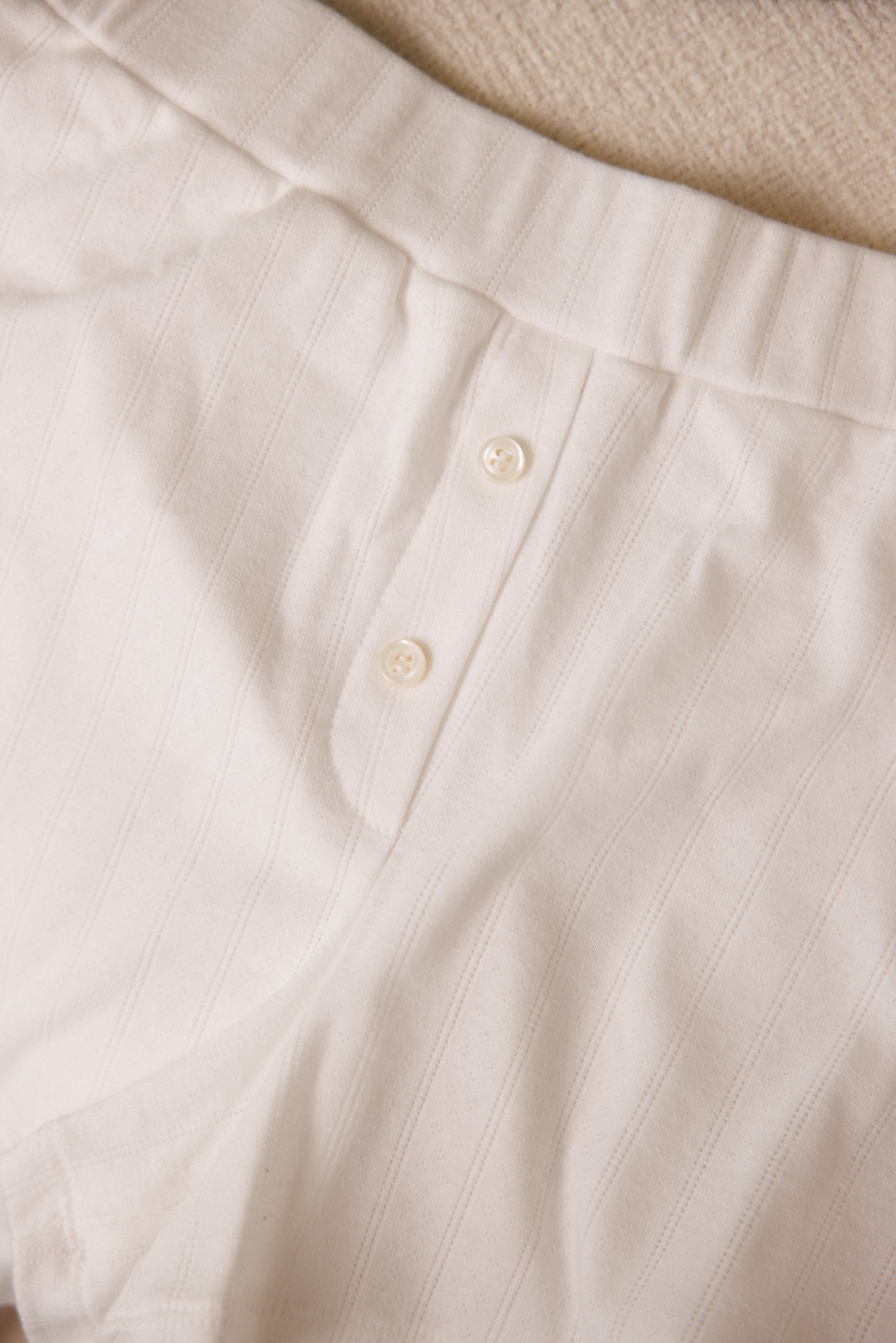Sustainable pointelle lounge short made of 100% recycled cotton featuring a relaxed fit in white bridal - VIR VITA
#color_coconut