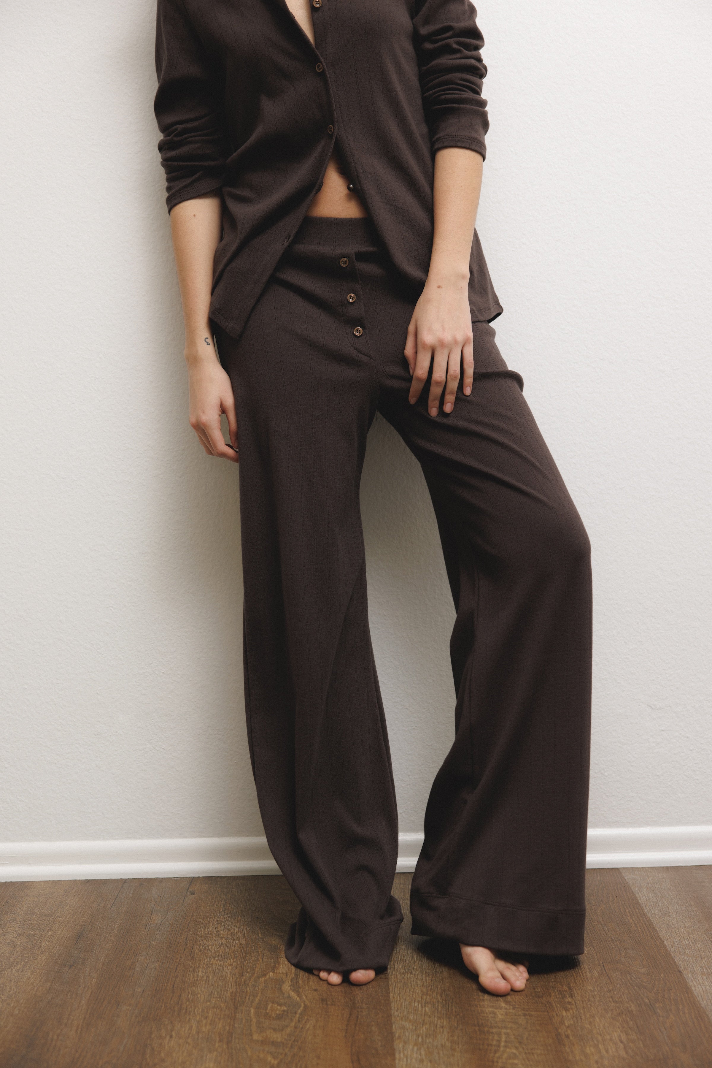Sustainable dark brown pointelle luxury lounge pants made of 100% recycled cotton featuring a relaxed straight leg fit paired with a matching pointelle cardigan in dark brown - VIR VITA
#color_espresso