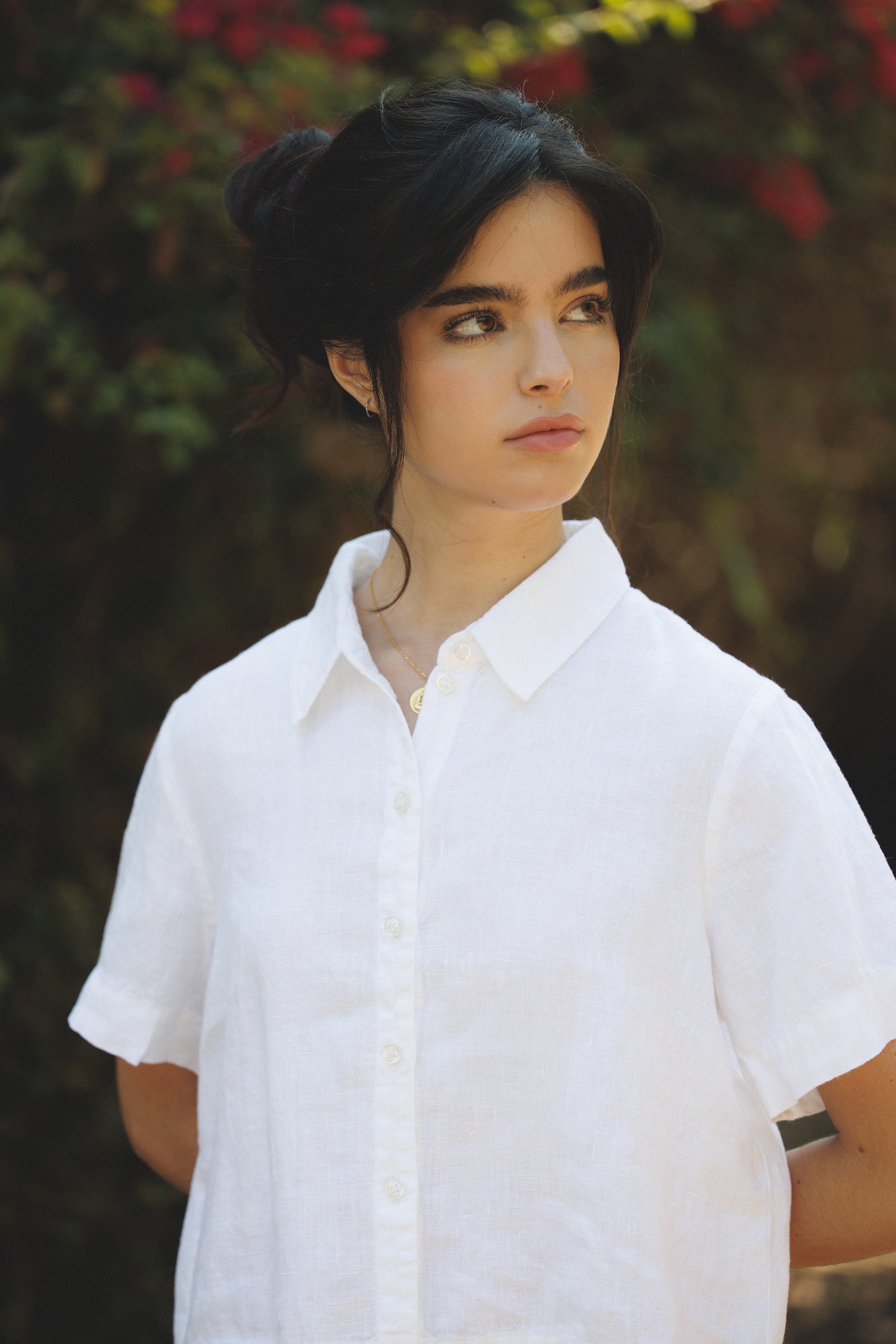 Female model wearing sustainable white short sleeve button up 100% linen shirt - VIR VITA
#color_white