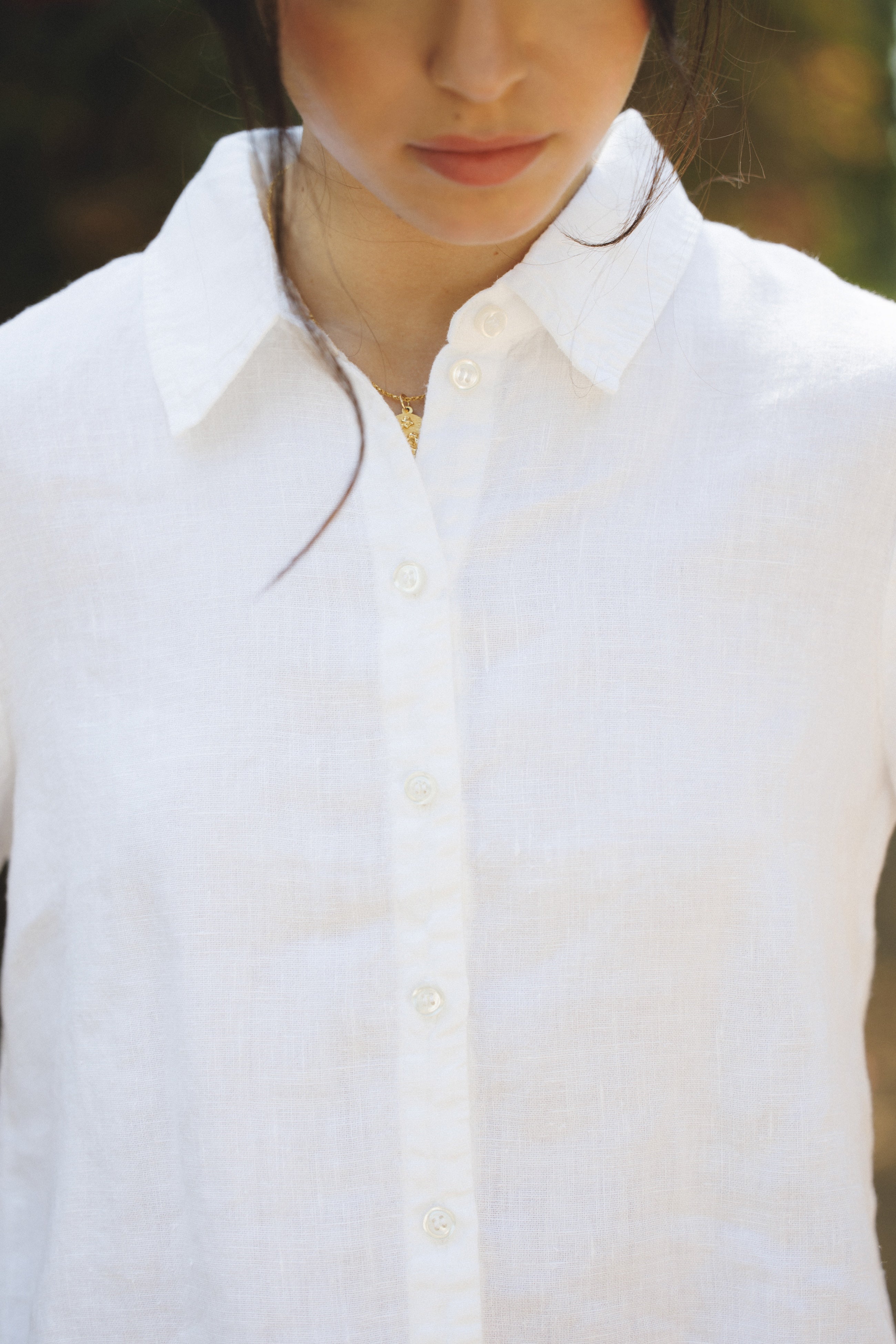 Female model wearing sustainable white button up short sleeve 100% linen shirt - VIR VITA
#color_white