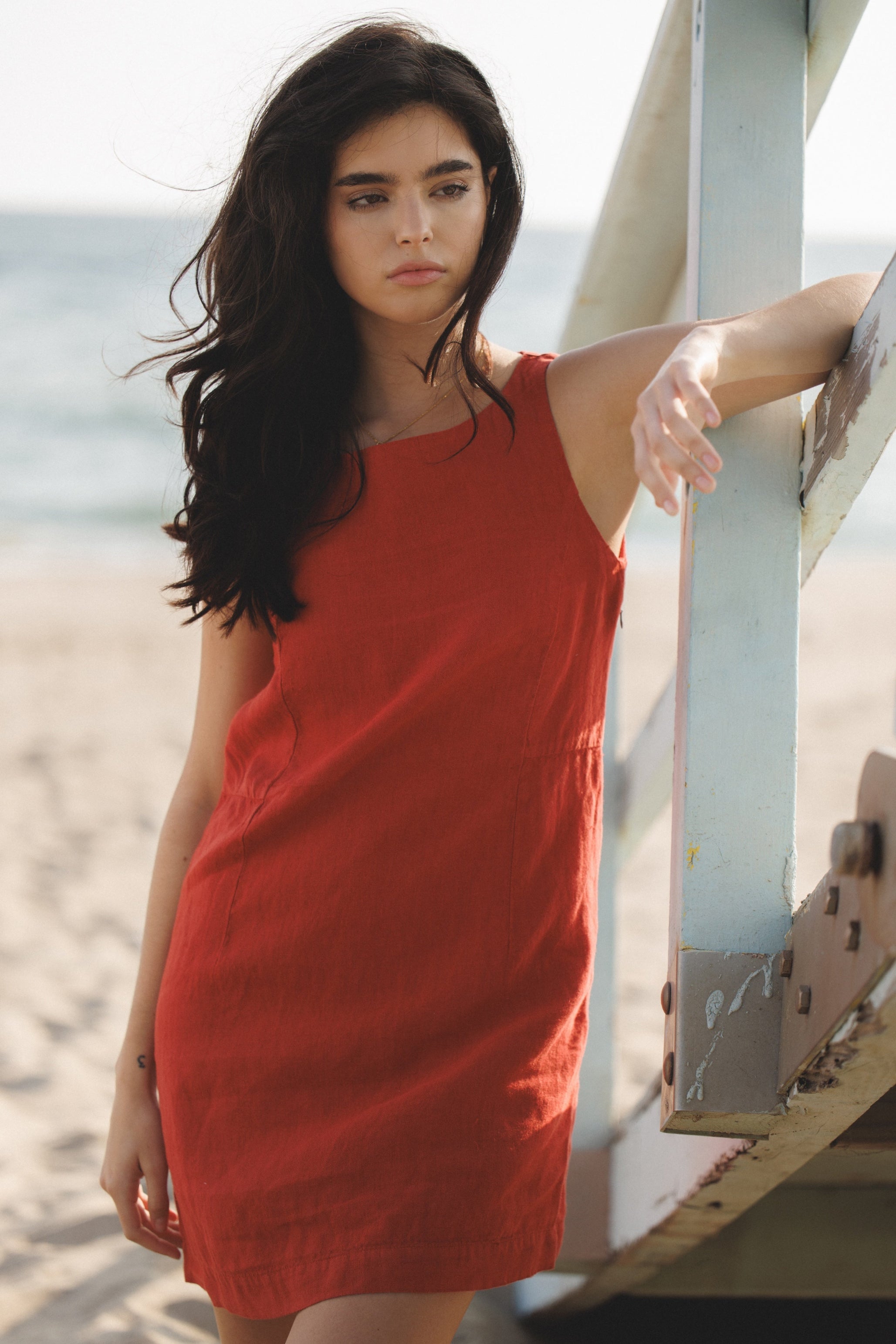 Female model wearing sustainable red 100% linen dress with a simple and comfortable silhouette - VIR VITA
#color_apple red