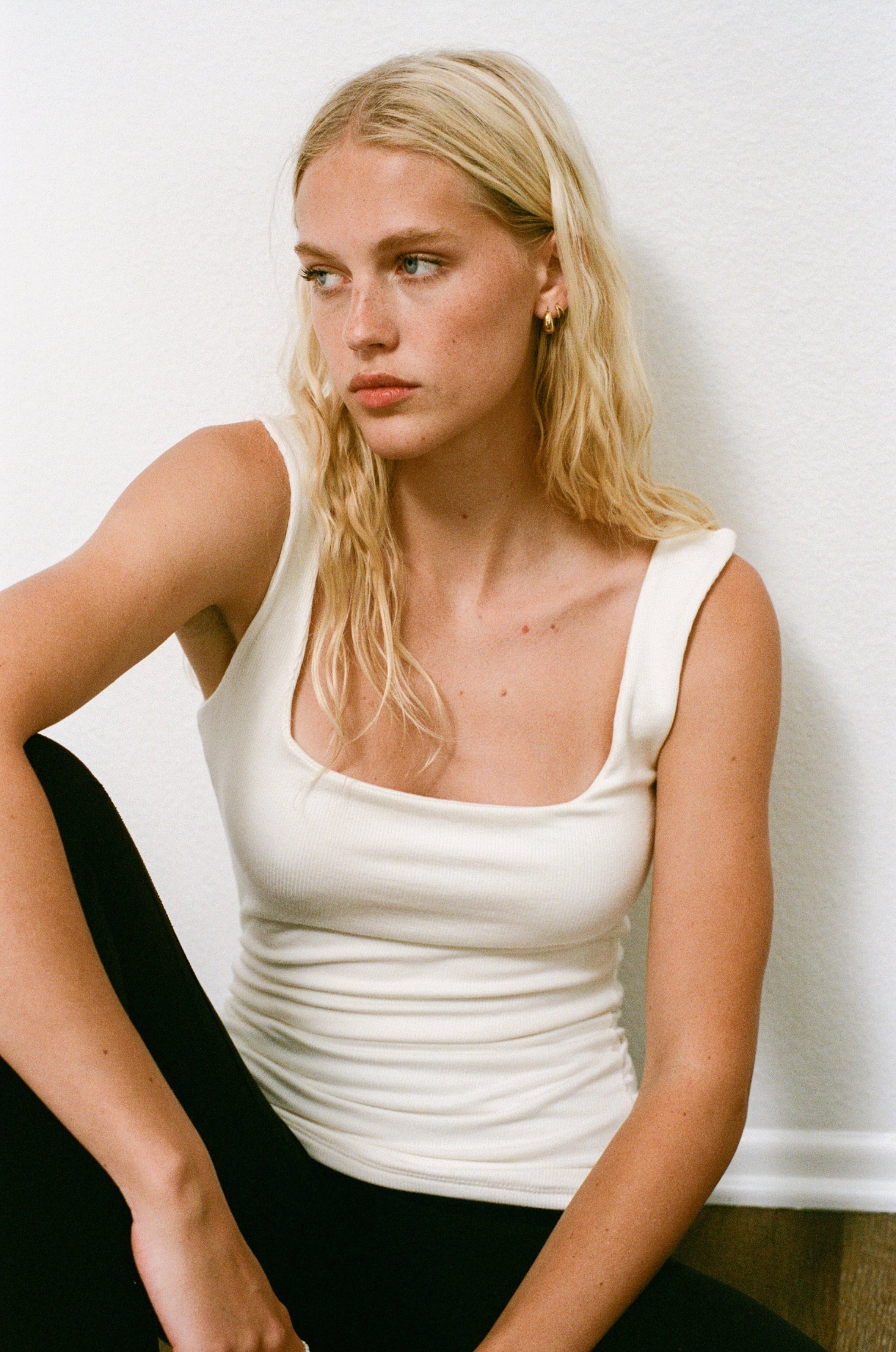 Female model wearing white square neck modal knit tank top inspired by 90s style - VIR VITA
#color_coconut