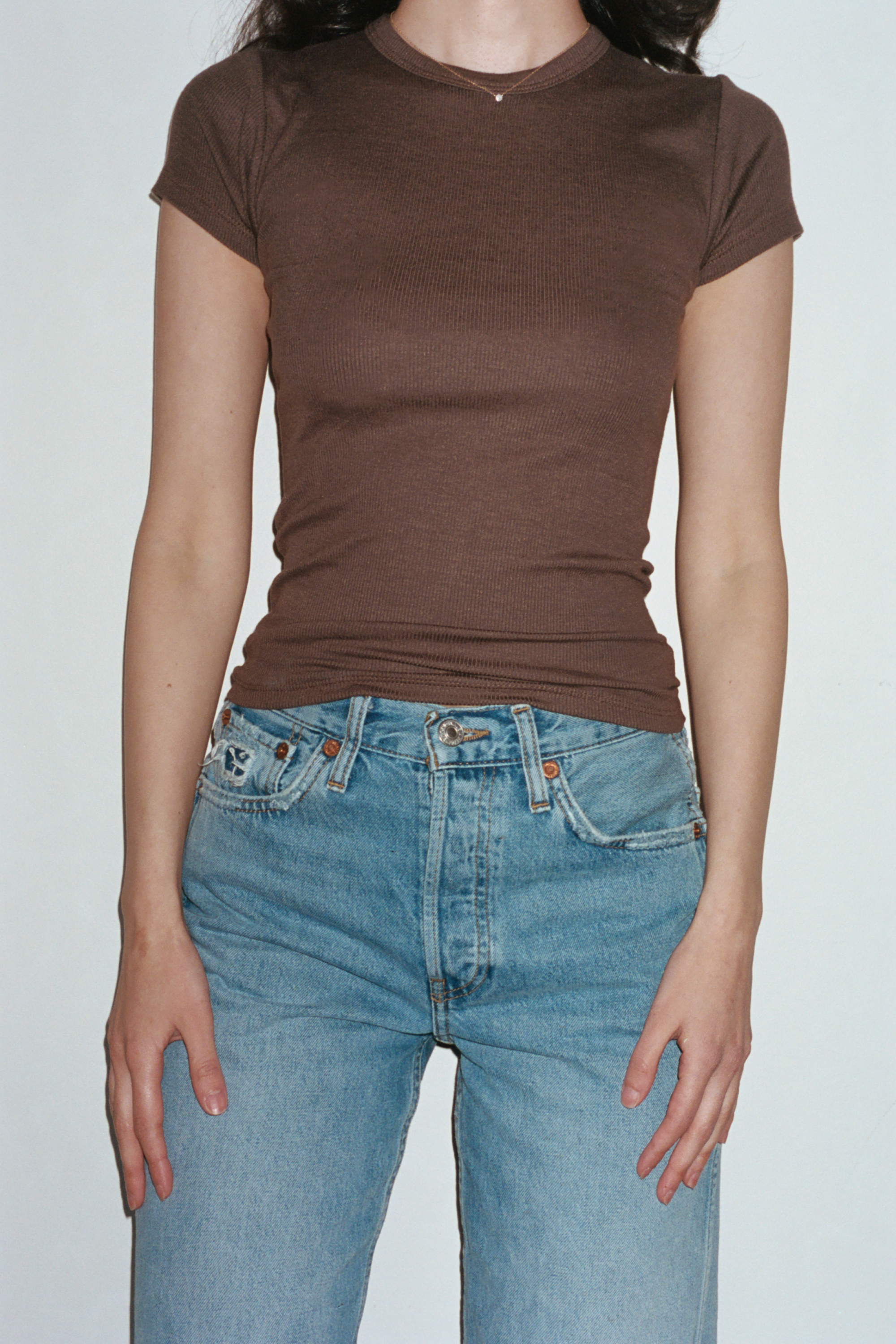 Female model wearing a sustainable brown chestnut fitted tee- VIR VITA
#color_chestnut