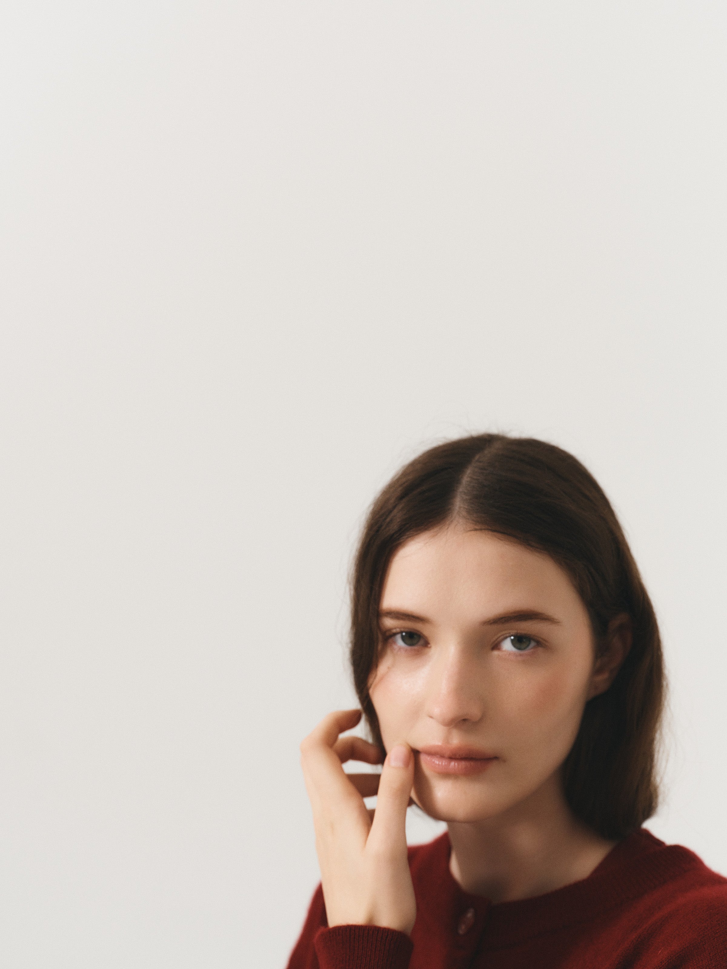 Crafted from 100% Grade A cashmere with a classic silhouette, full button front, and clean ribbed detailing throughout. - VIR VITA
#color_merlot