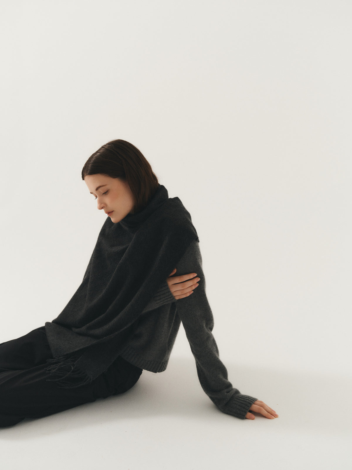Dark grey cashmere scarf with a soft woven texture and fringed edges. - VIR VITA
#color_anthracite
