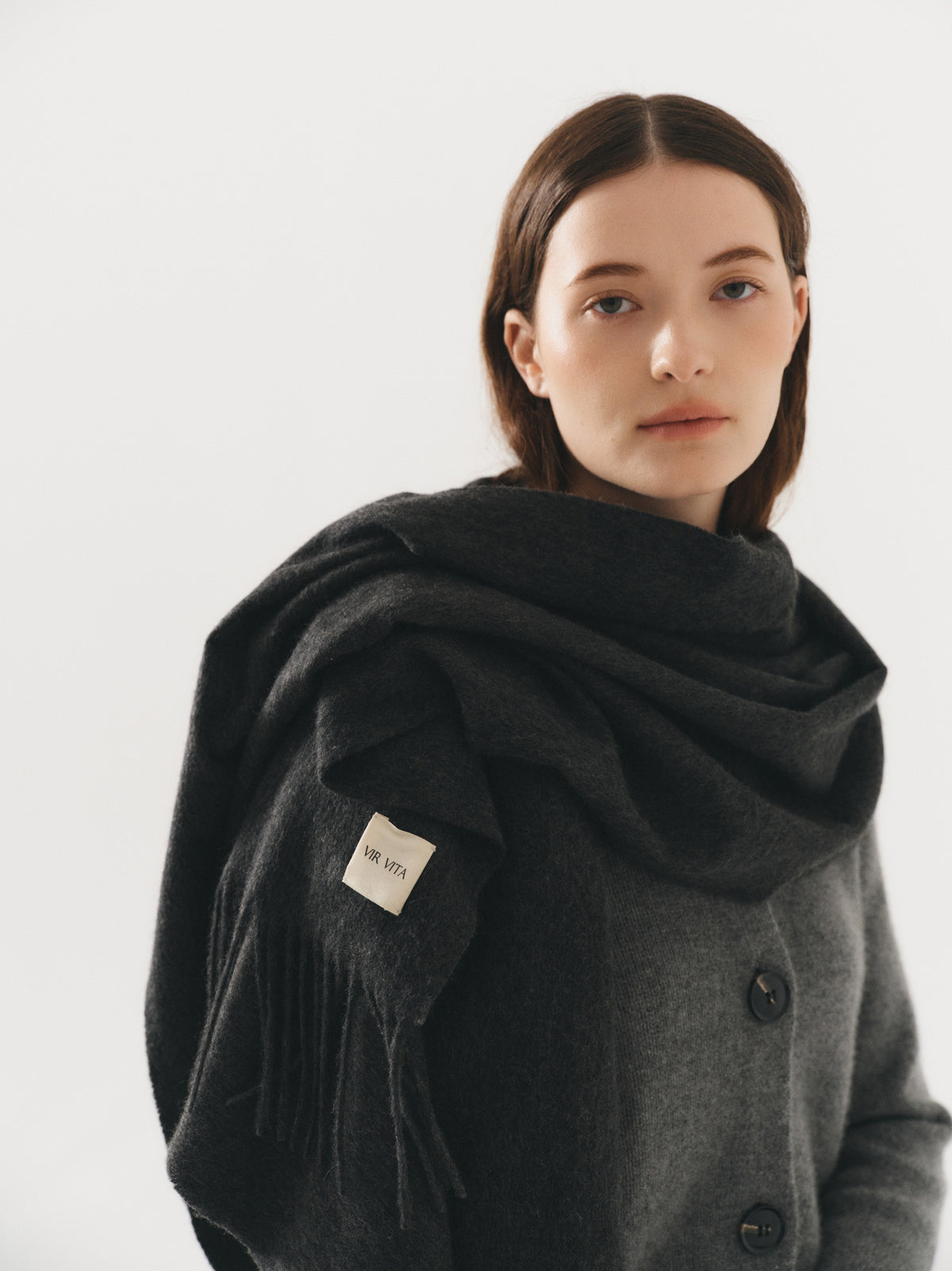 Women’s dark grey cashmere scarf featuring a classic rectangular shape and fringe trim. - VIR VITA
#color_anthracite