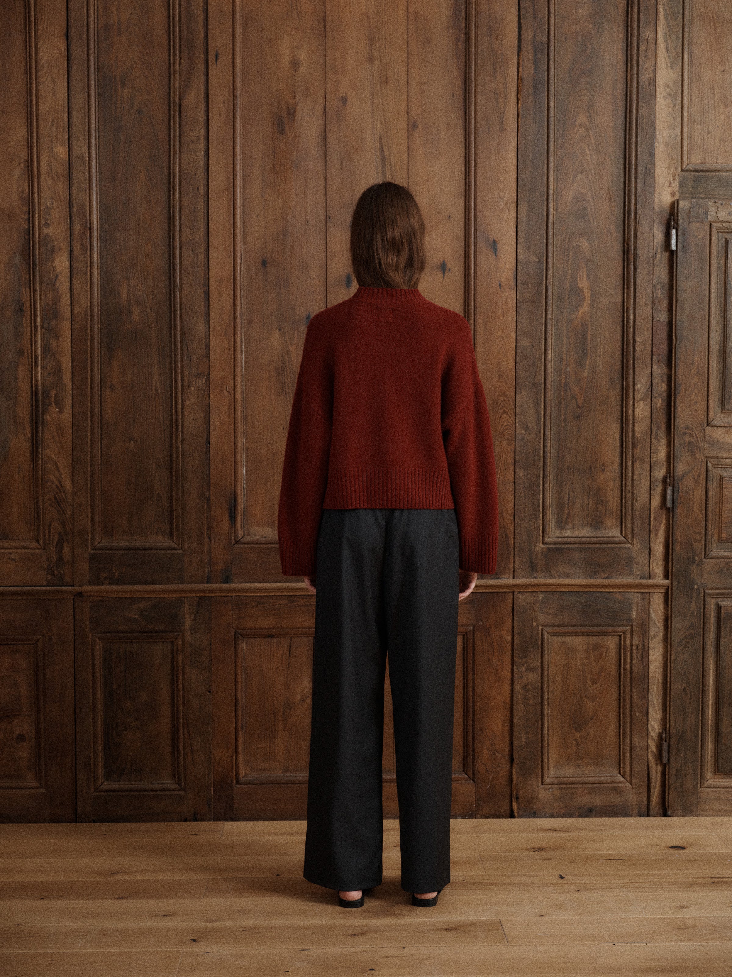 A timeless cashmere knit with a relaxed fit, dropped shoulders, long sleeves, and ribbed neckline, cuffs, and hem. - VIR VITA
#color_merlot