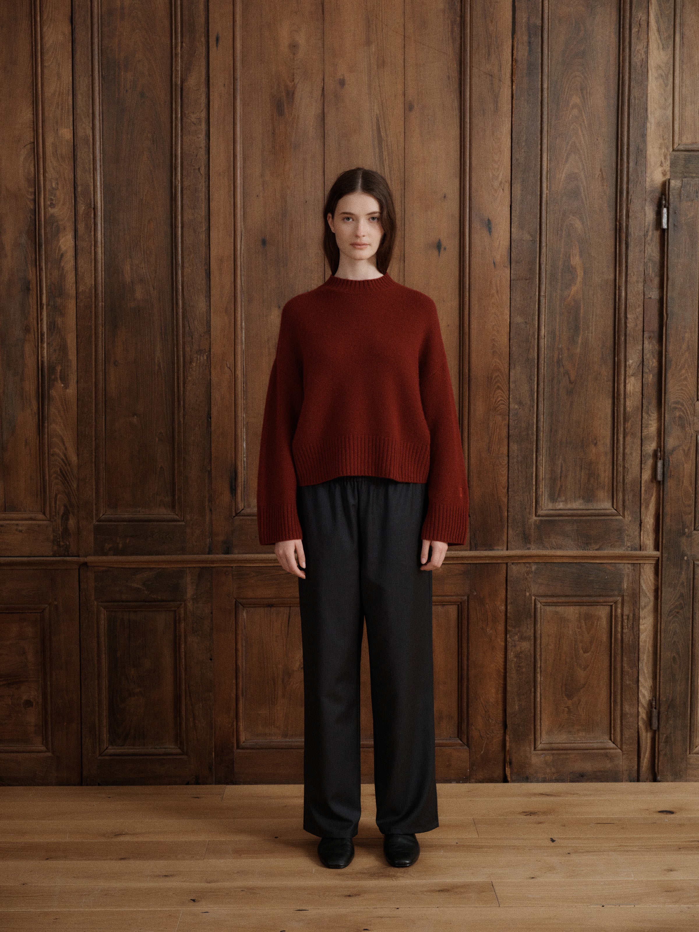 Female model wearing a classic mock neck cashmere sweater in merlot red. - VIR VITA
#color_merlot