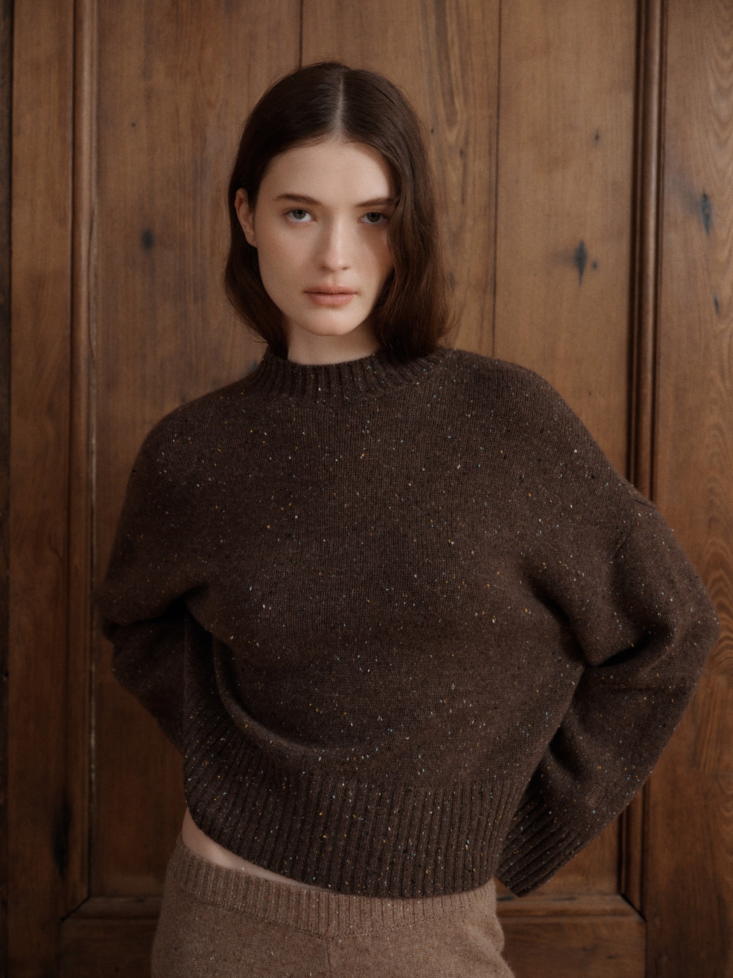 Women’s brown cashmere crewneck sweater with a relaxed boxy fit and drop-shoulder design. - VIR VITA
#color_oak