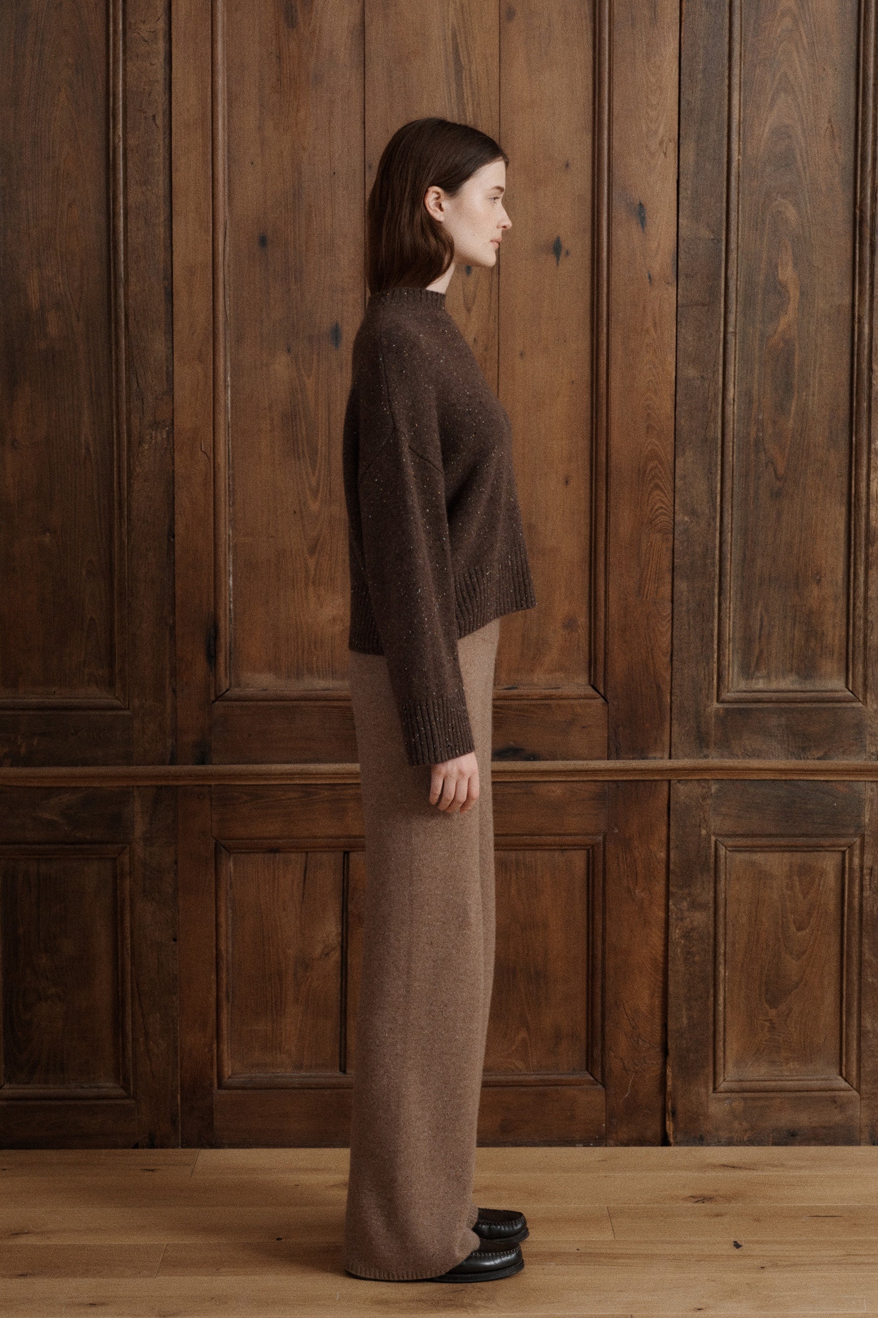 Women’s oak cashmere sweater featuring a classic crew neckline, long sleeves, and relaxed fit. - VIR VITA
#color_oak