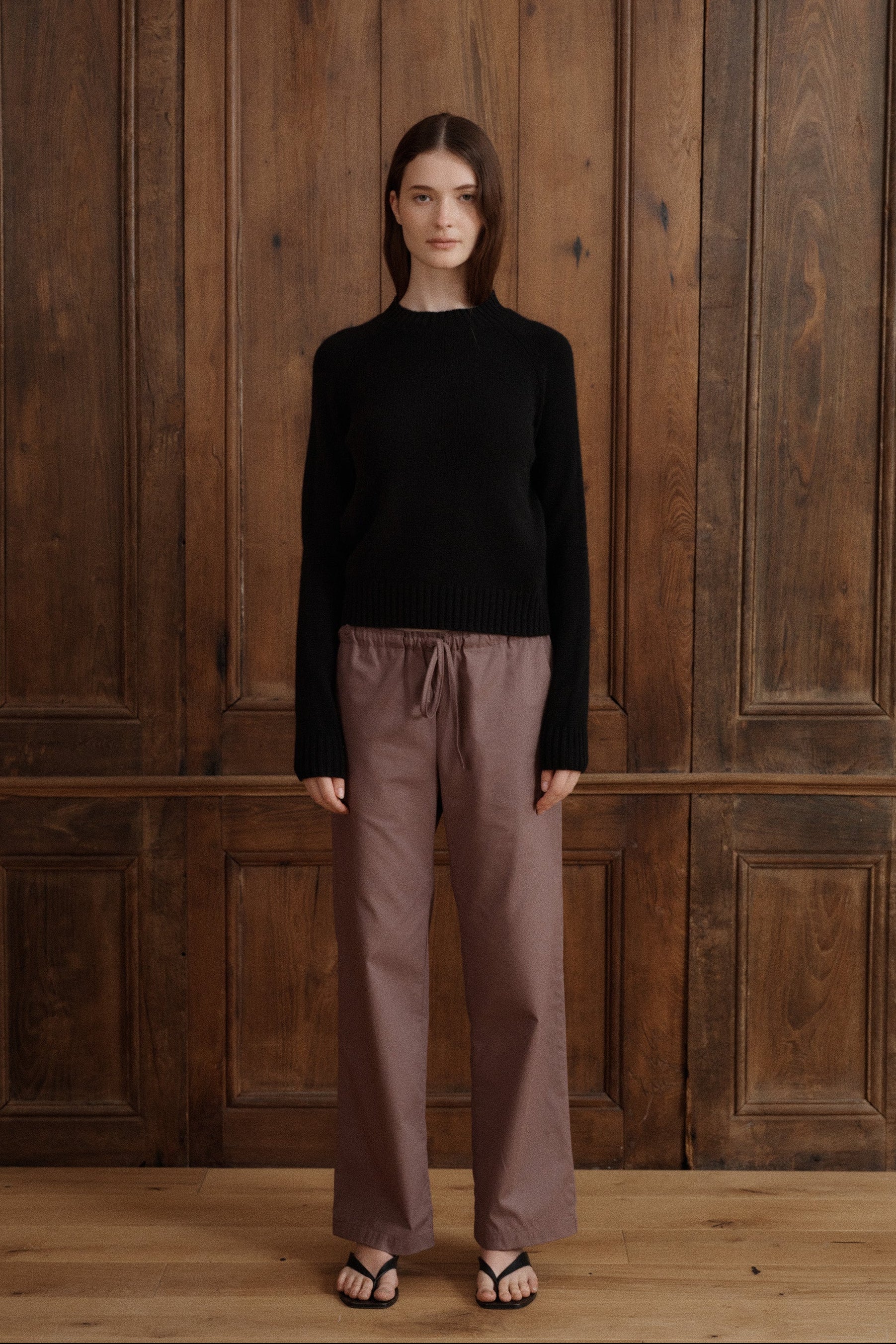 A refined black cashmere knit featuring a classic crewneck, relaxed raglan sleeves, and substantial ribbed cuffs and hem. - VIR VITA
#color_black