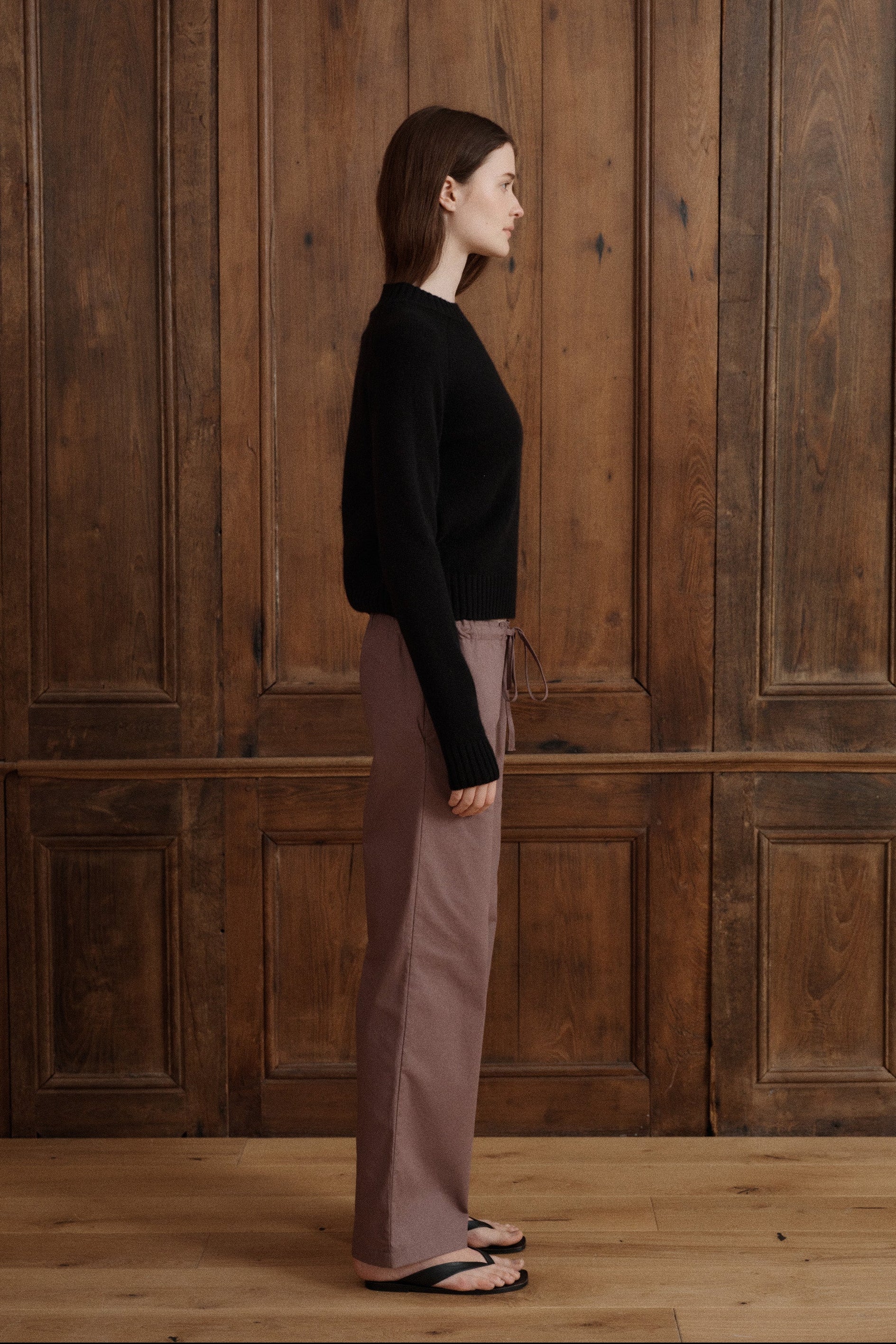 A minimalist black cashmere sweater featuring a classic crewneck, relaxed raglan construction, and substantial ribbed cuffs and hem.. - VIR VITA
#color_black