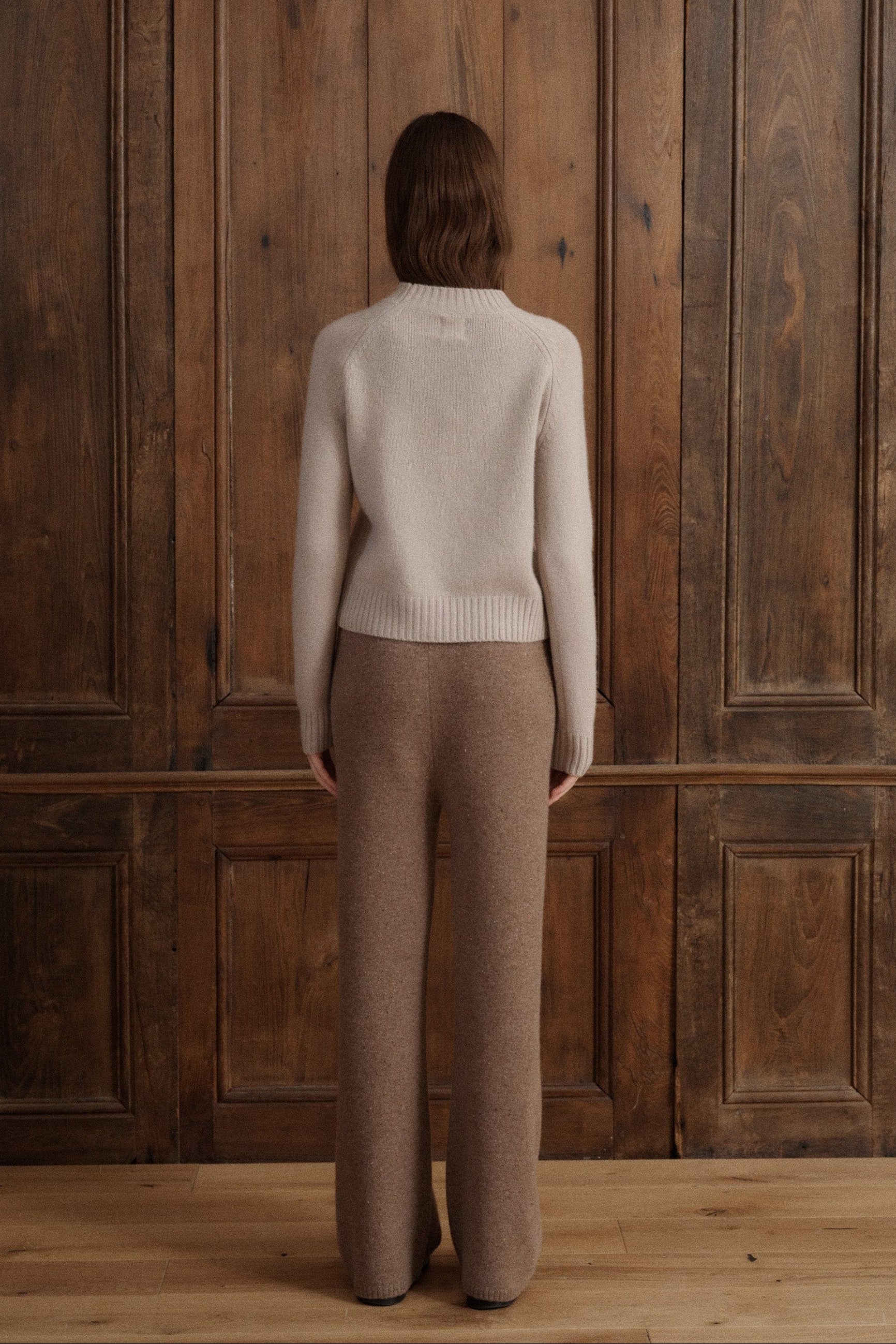 A soft cashmere knit designed with raglan sleeves, a classic crew neckline, and ribbed detailing at the neck, cuffs, and hem. - VIR VITA
#color_claystone
