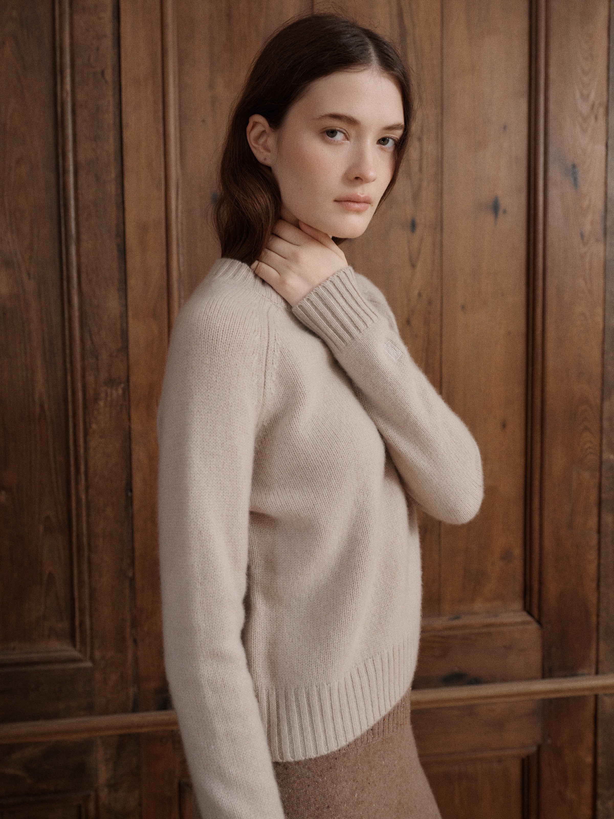 Crafted from 100% Grade A cashmere with a relaxed fit, raglan construction, long sleeves, and a clean, slightly cropped silhouette. - VIR VITA
#color_claystone