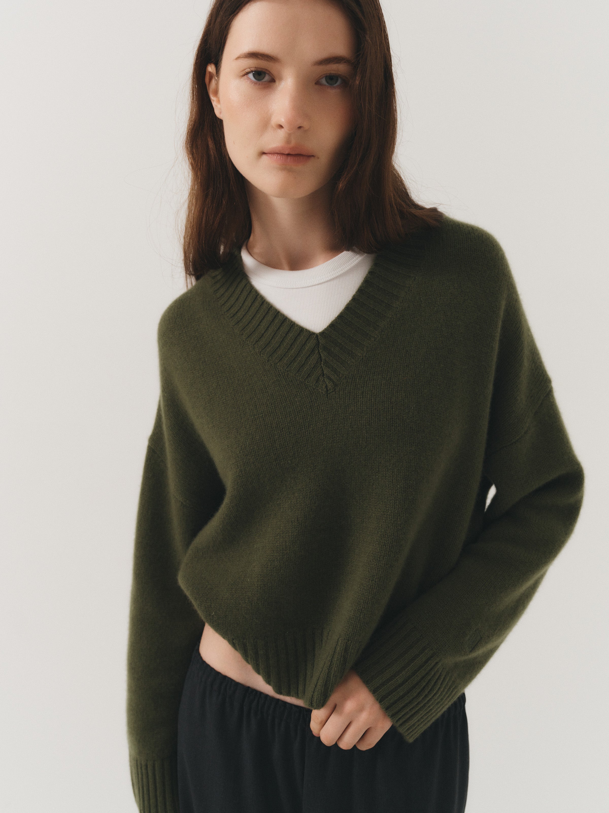 Women’s moss green cashmere V-neck sweater with a relaxed fit and dropped shoulders. - VIR VITA
#color_moss