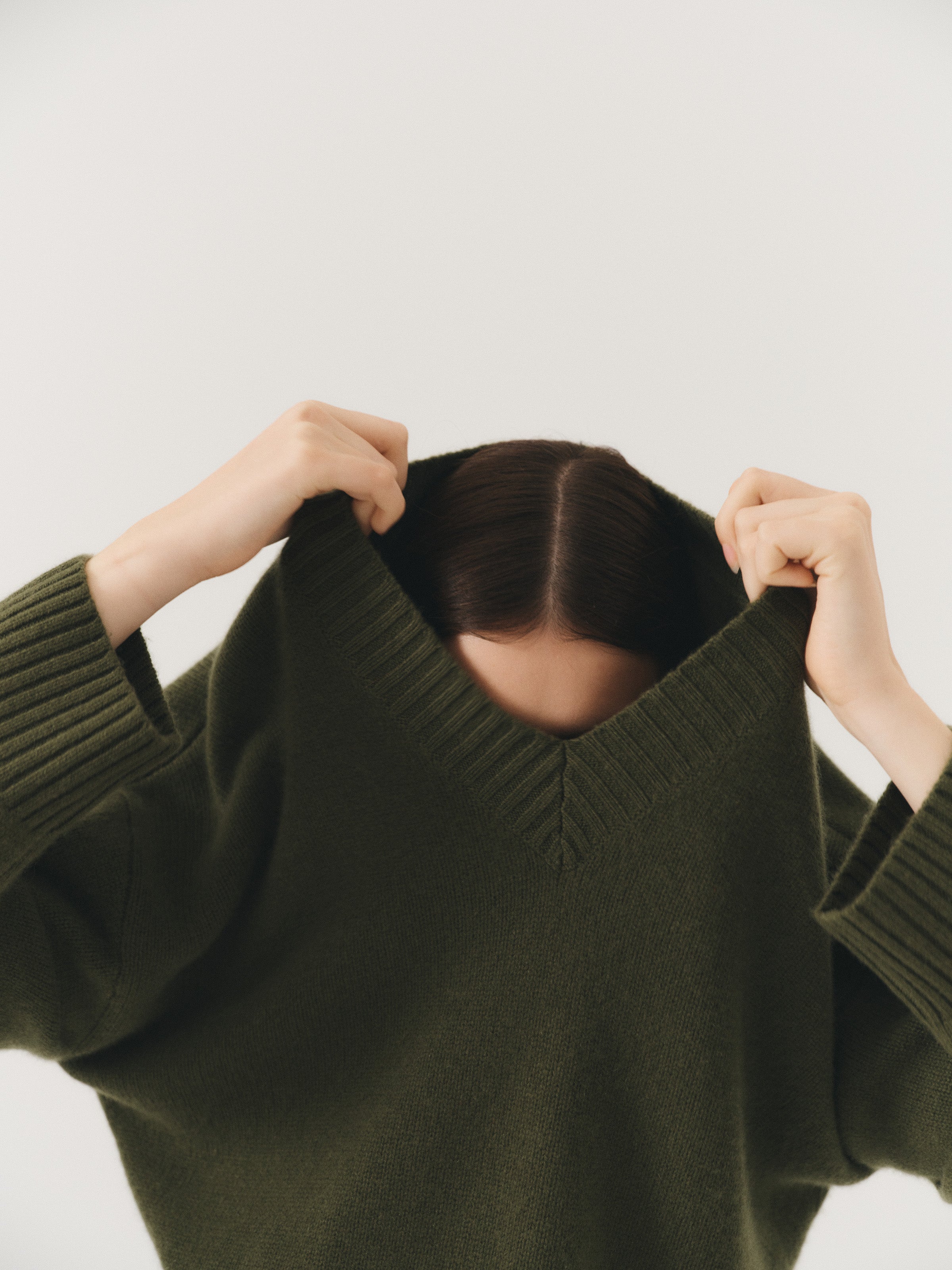 Moss green cashmere knit sweater featuring a V-neckline, long sleeves, and ribbed hem. - VIR VITA
#color_moss
