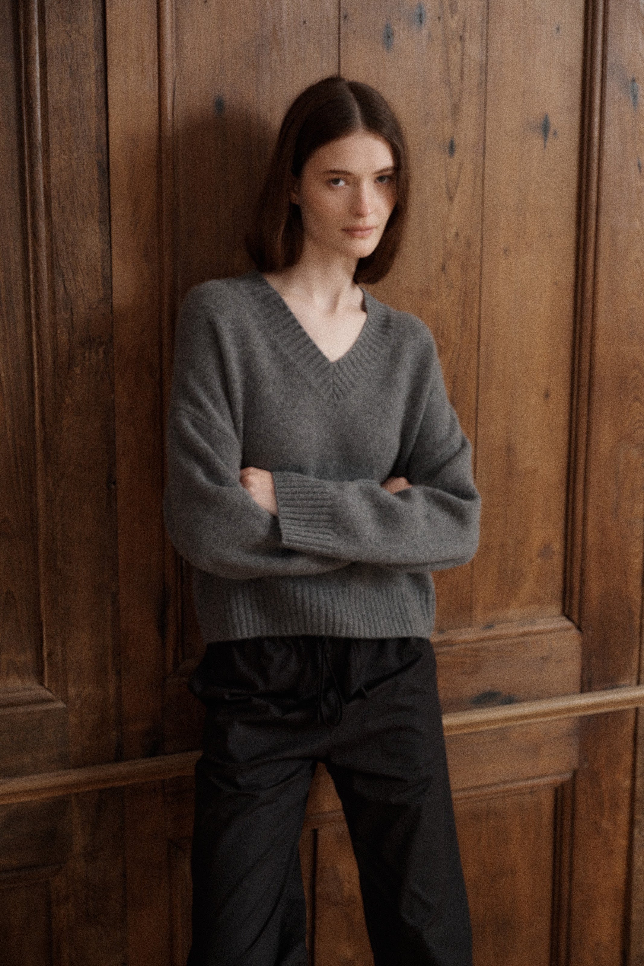 Women’s stone grey cashmere sweater featuring a deep V-neckline and relaxed long sleeves. - VIR VITA
#color_stonegrey