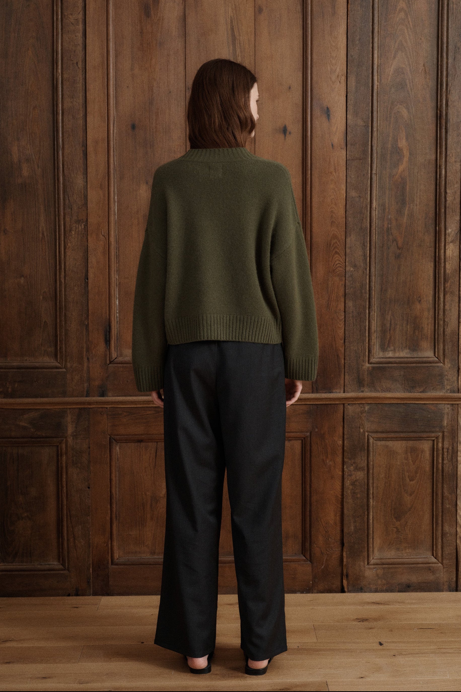Crafted from 100% Grade A cashmere with a relaxed silhouette, dropped shoulders, and wide ribbed finishes for a timeless everyday knit. - VIR VITA
#color_moss