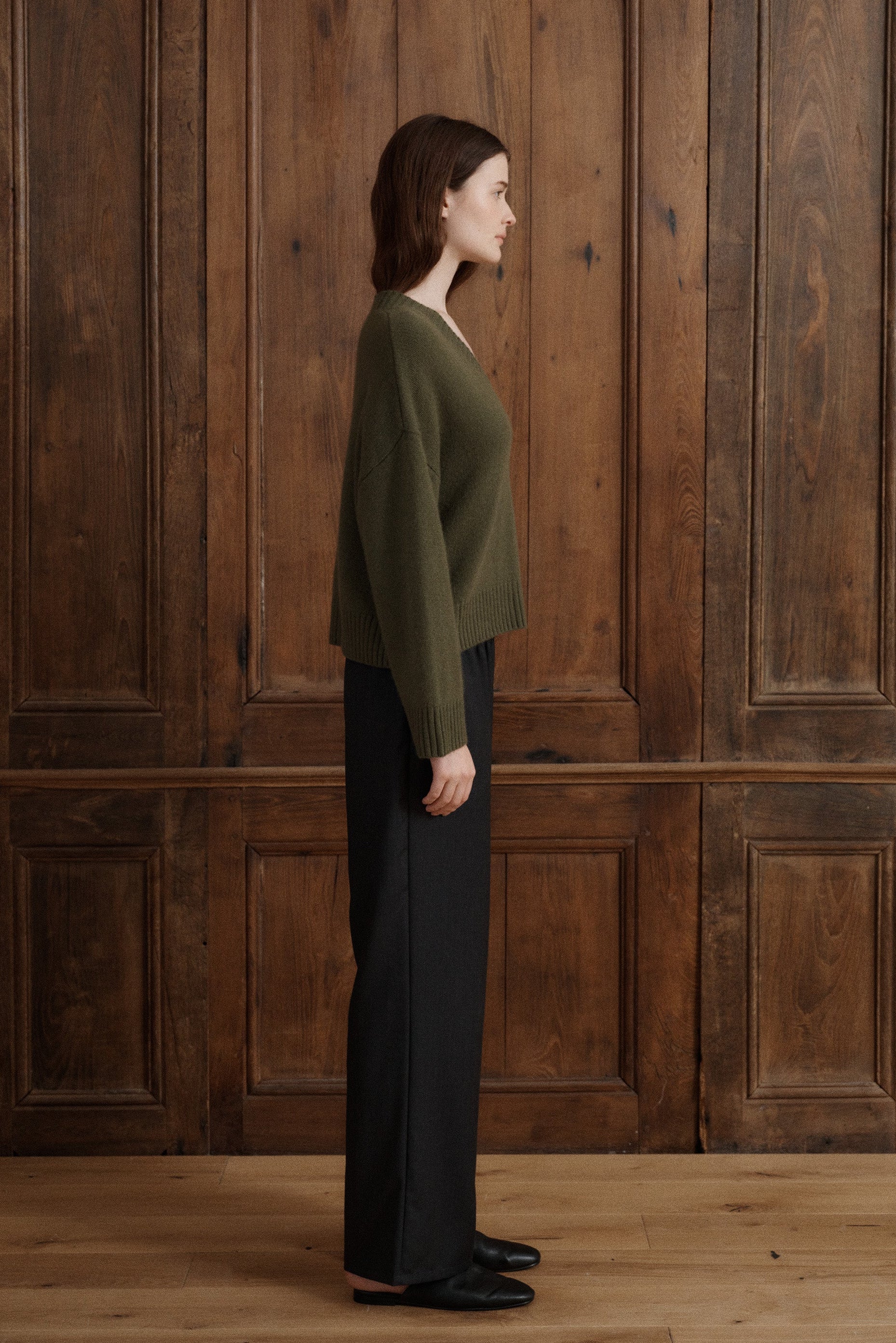 A timeless moss green cashmere knit featuring a relaxed boxy shape, long sleeves, and ribbed detailing at the neckline, cuffs, and hem. - VIR VITA
#color_moss