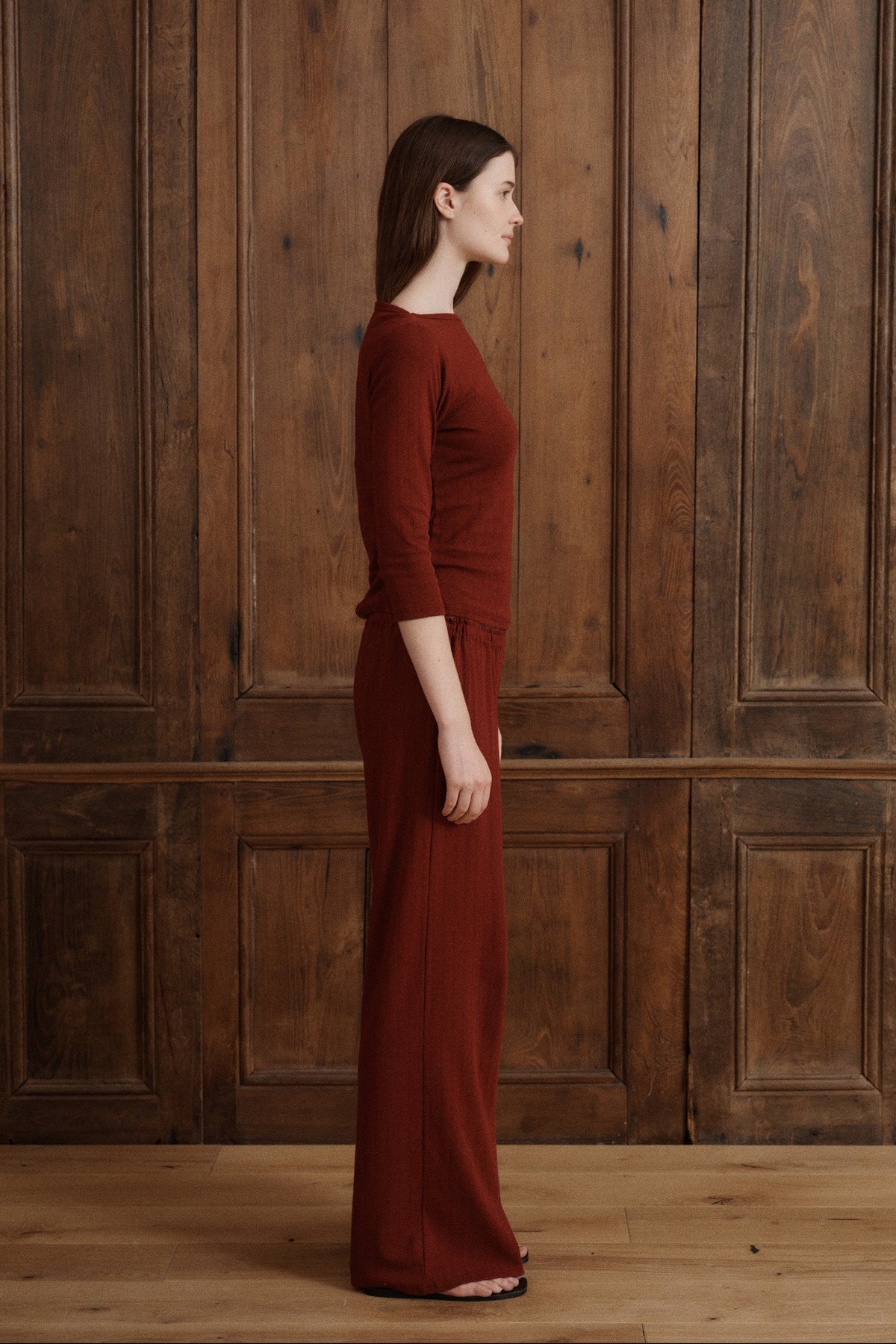 Fitted merlot red cotton pointelle top featuring a wide boat neckline and feminine textured finish. - VIR VITA
#color_merlot