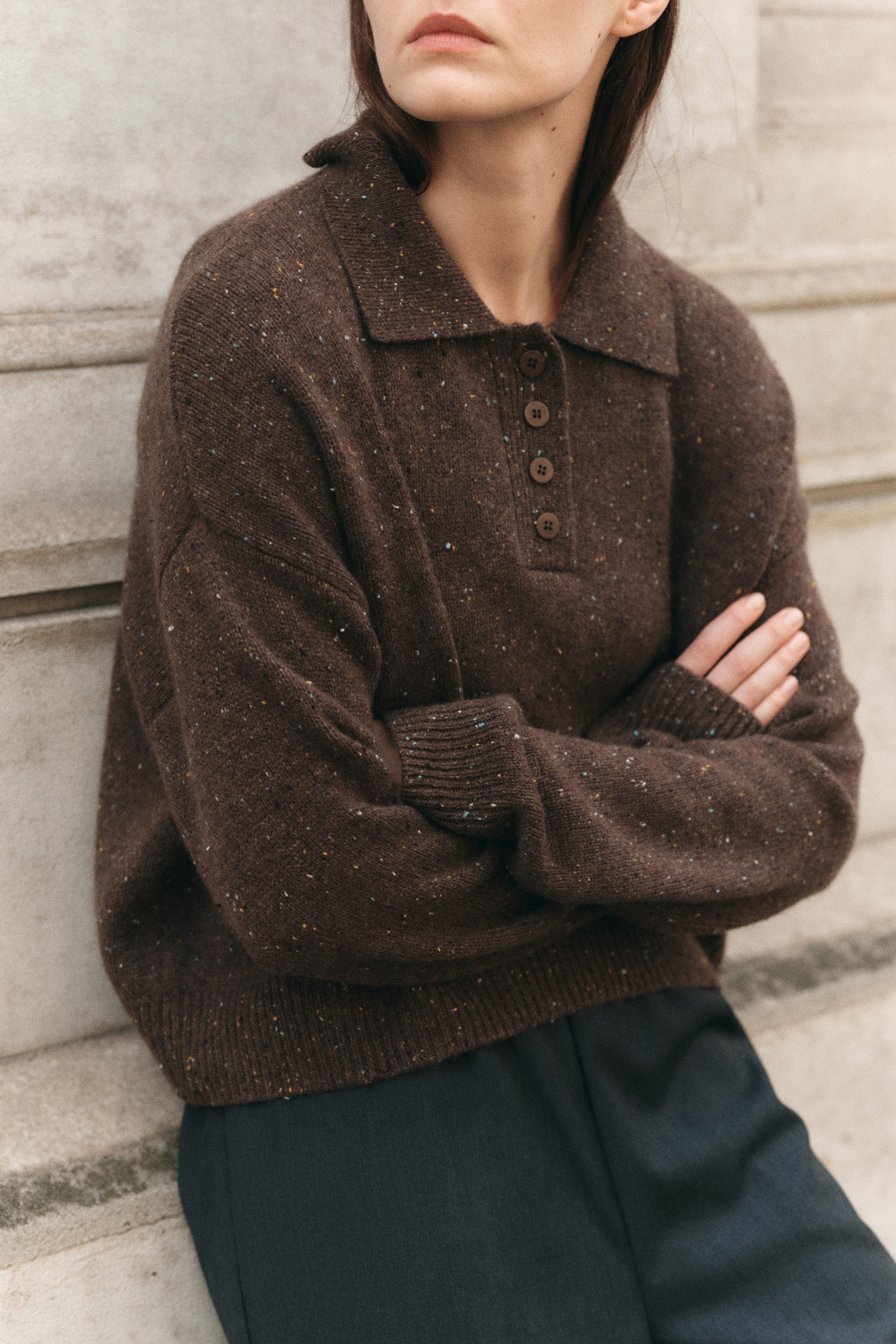 A refined polo sweater crafted from 100% Grade A cashmere, featuring a classic collar, four-button placket, relaxed silhouette, and ribbed trims. - VIR VITA
#color_oak