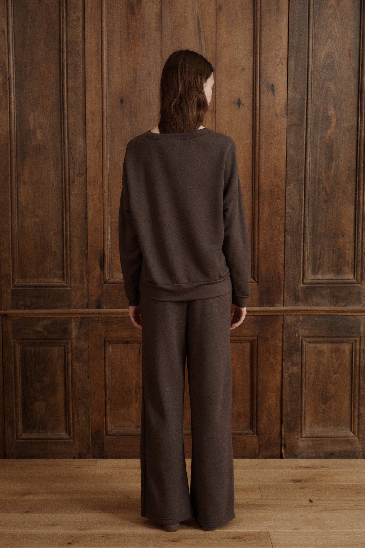 A refined take on classic sweatpants with a comfortable gathered waistband and relaxed full-length leg. - VIR VITA
#color_oak