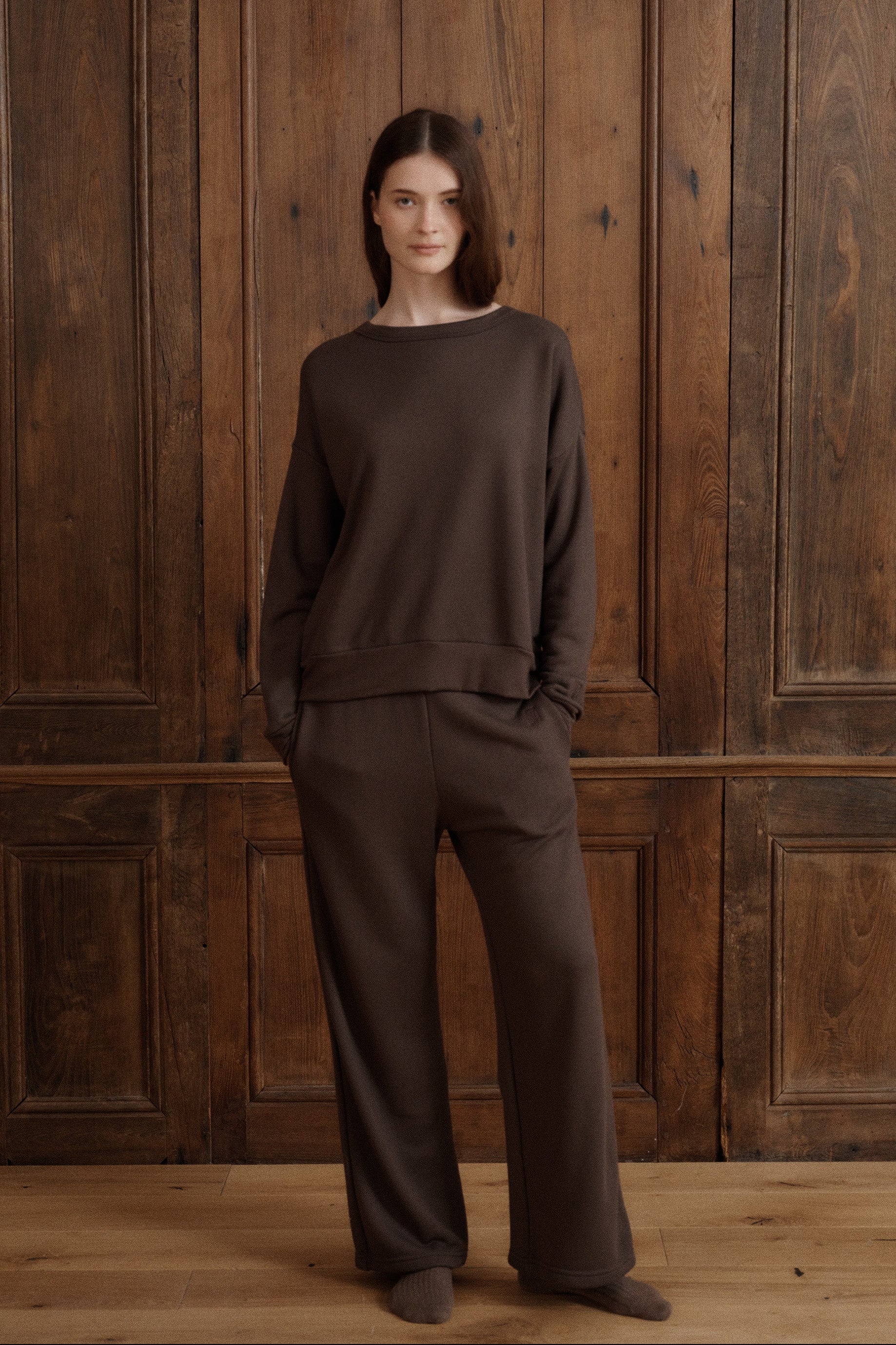 Relaxed deep brown sweatpants featuring a comfortable elastic waistband, straight-leg silhouette, and clean minimalist finish. - VIR VITA
#color_oak