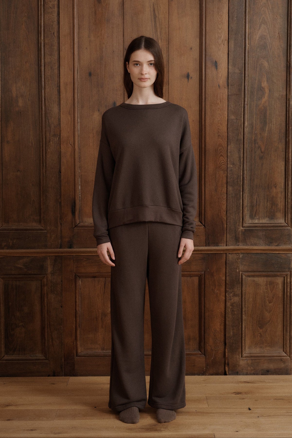 Easy everyday sweatpants designed with a soft elastic waistband, straight leg, and minimalist silhouette. - VIR VITA
#color_oak