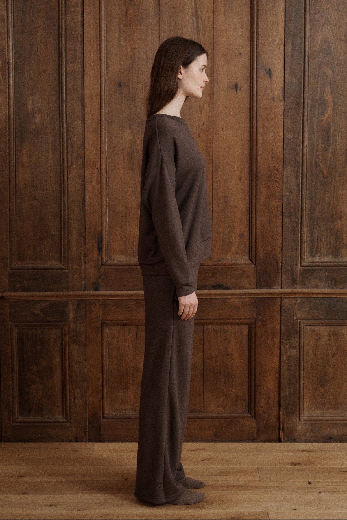 An elevated lounge essential with a slim elastic waistband, easy fit through the leg, and clean straight hem. - VIR VITA
#color_oak
