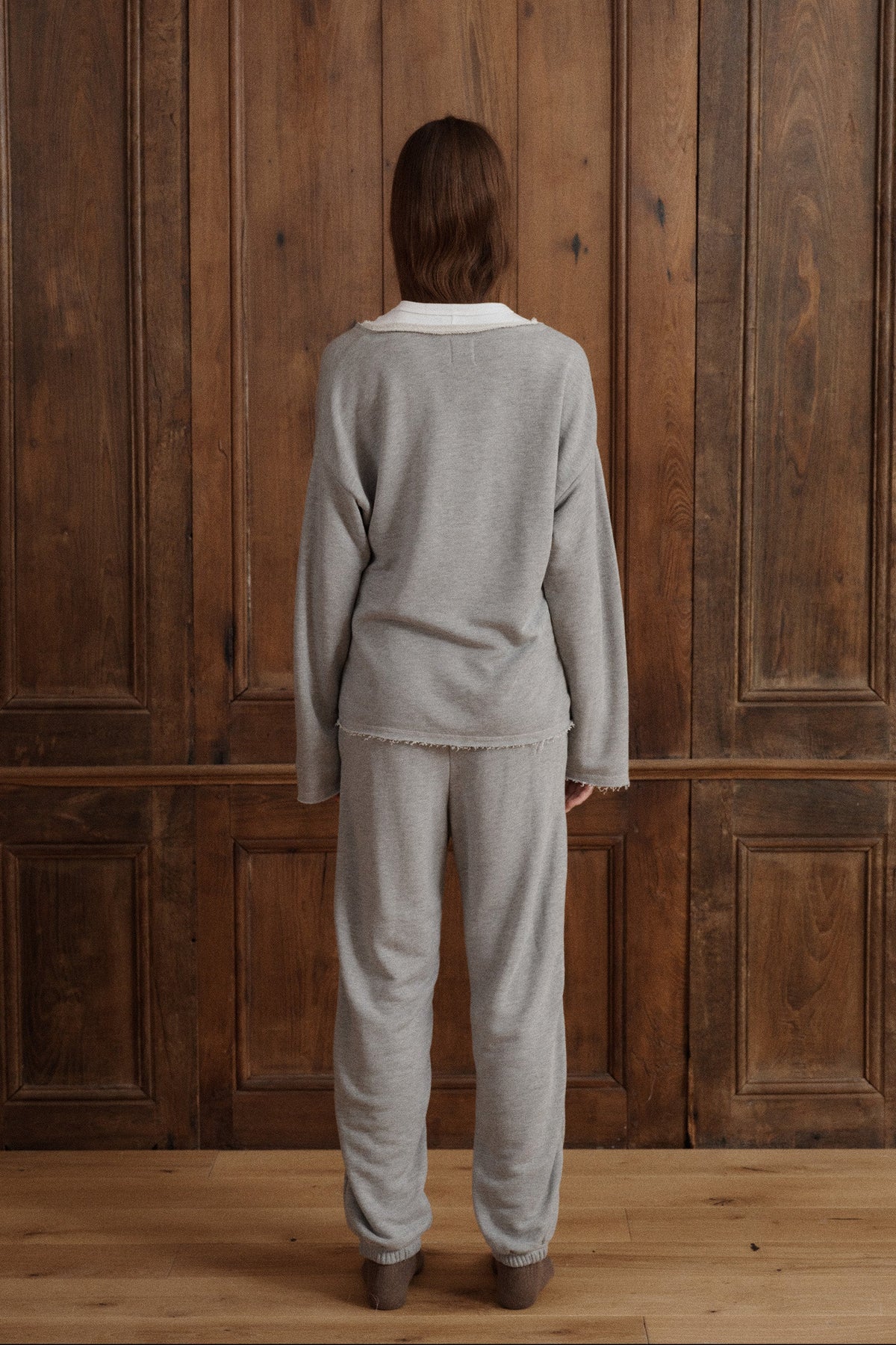 Heather Grey relaxed jogger pants featuring a pull-on waistband, side pockets, and elastic cuffs. - VIR VITA
#color_heather grey