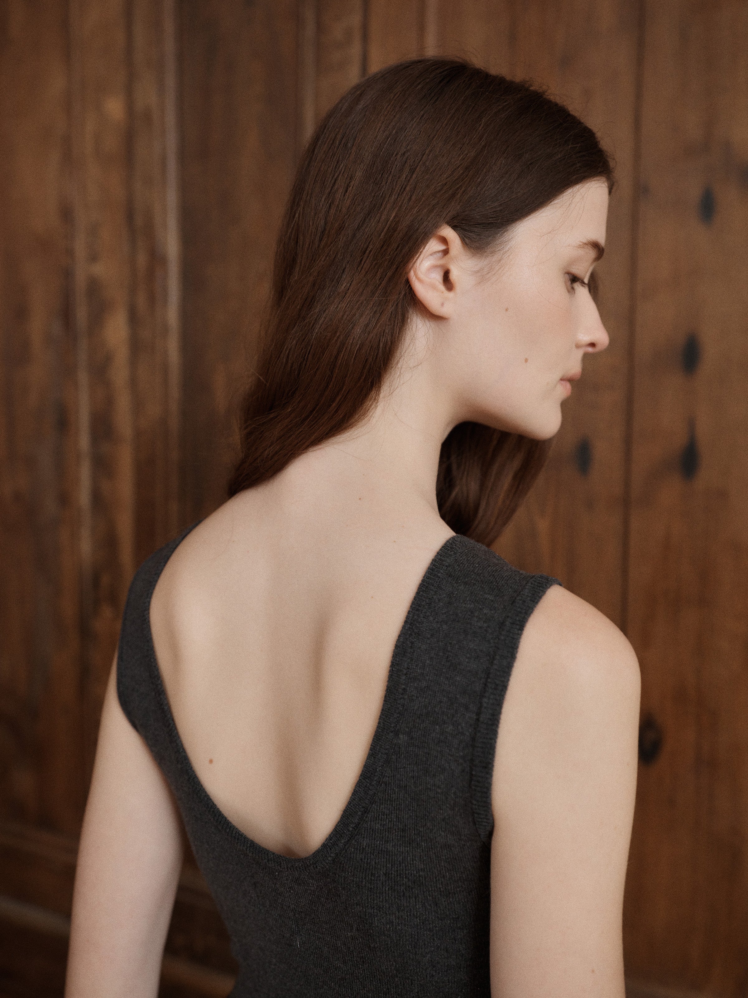 A fitted scoop back tank crafted in a luxurious silk, wool, and cashmere knit with wide straps and a refined ribbed texture. - VIR VITA
#color_anthracite