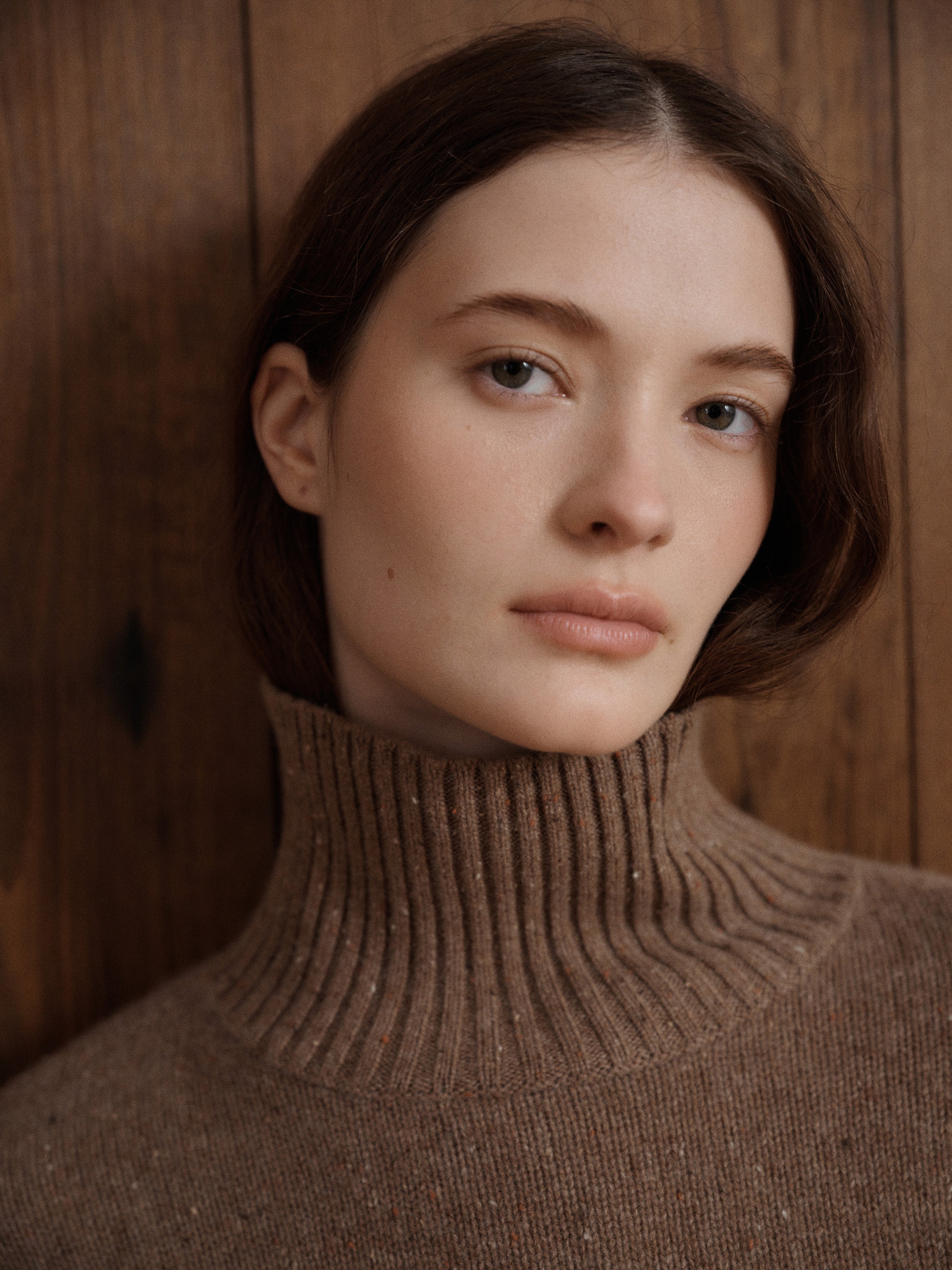 Women’s light brown cashmere sweater featuring a high turtleneck and subtle speckled finish. - VIR VITA
#color_toastedwalnut