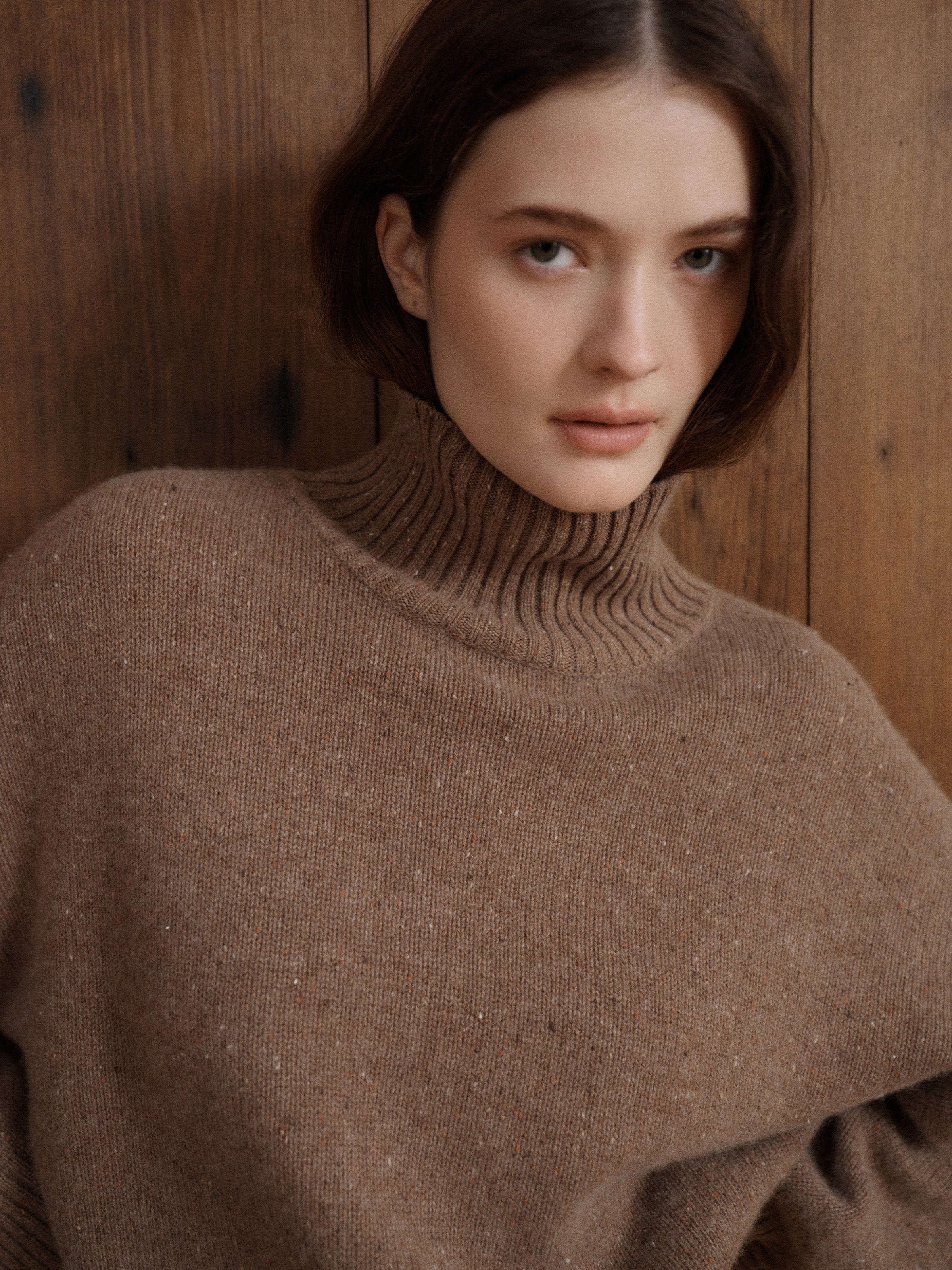 Light brown cashmere turtleneck sweater with a speckled knit texture and relaxed silhouette. - VIR VITA
#color_toastedwalnut